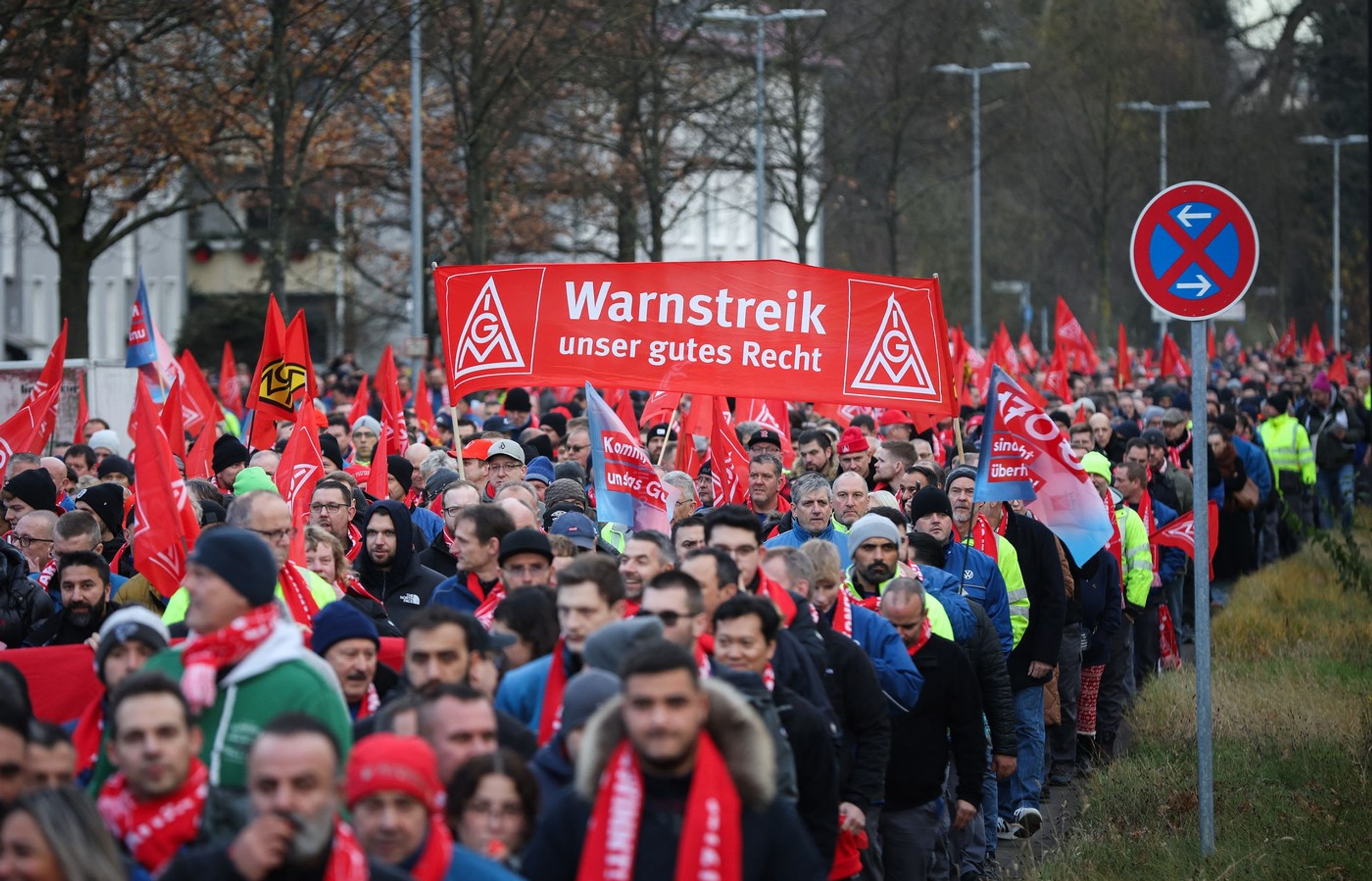 Výstražná stávka a demonstrace v německých továrnách Volkswagenu - Výstražná stávka a demonstrace v německých továrnách Volkswagenu (1/6)