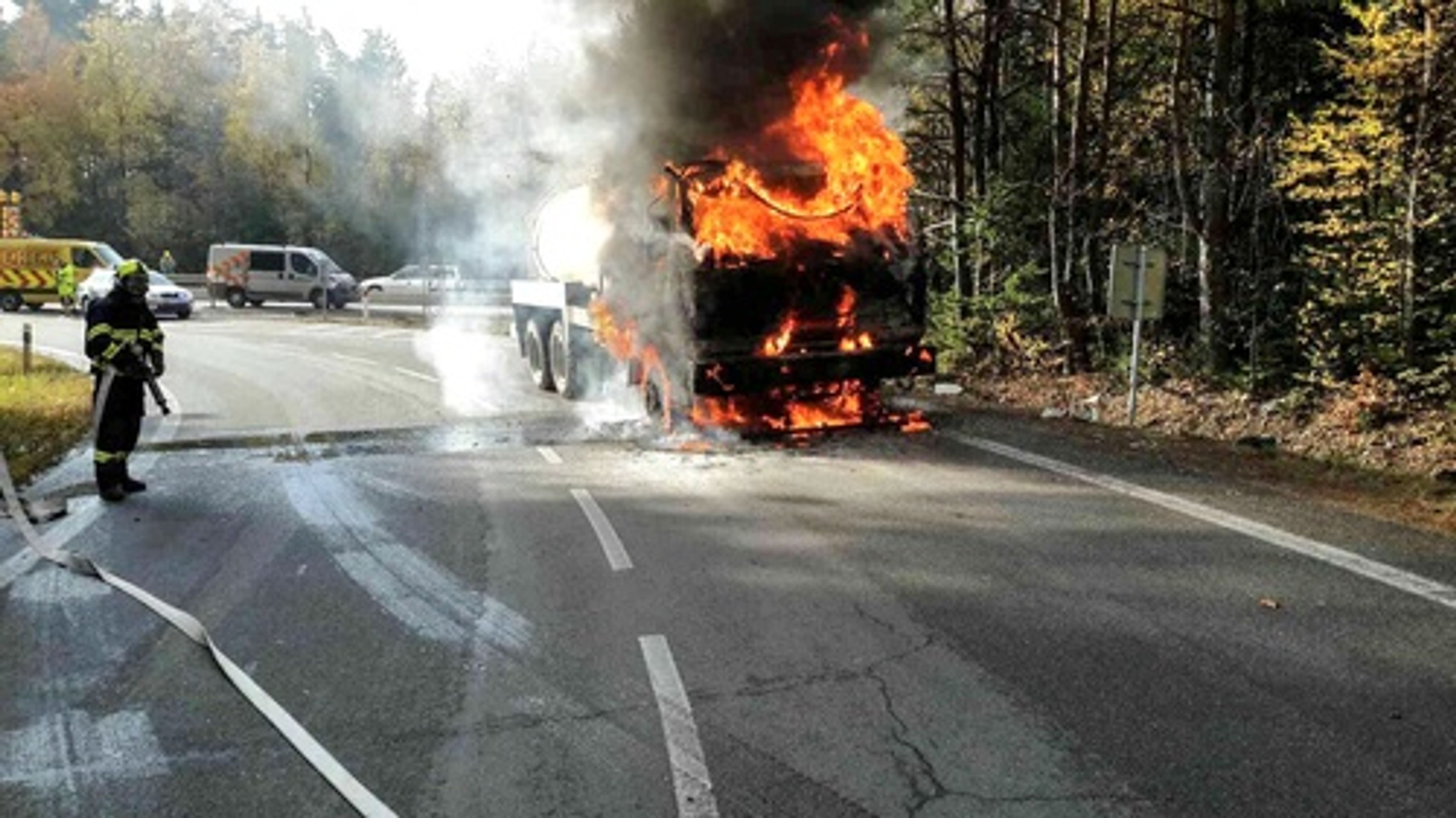 Na sjezdu z D1 hořelo nákladní auto - GALERIE: Na dálnici D1 hořelo nákladní auto (5/5)