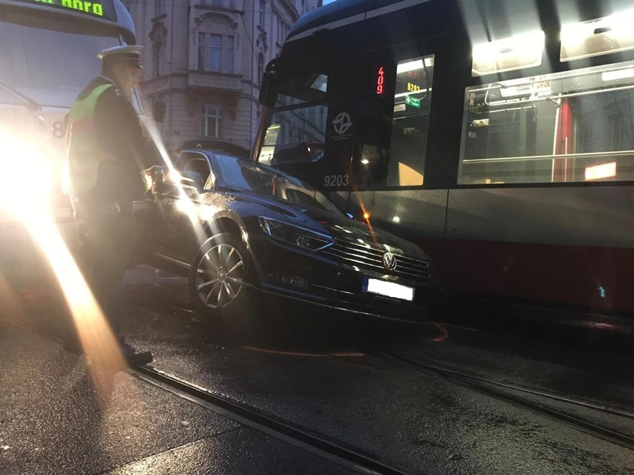 Auto se srazilo s tramvajemi 3 - GALERIE: Srážka auta a tramvají (1/3)