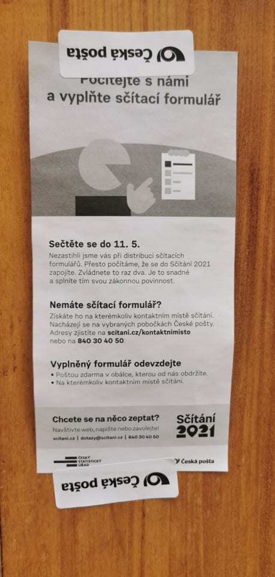 Letáky ke Sčítání lidu na dveřích - 3 - GALERIE: Česká pošta polepila dveře letáky (3/6)