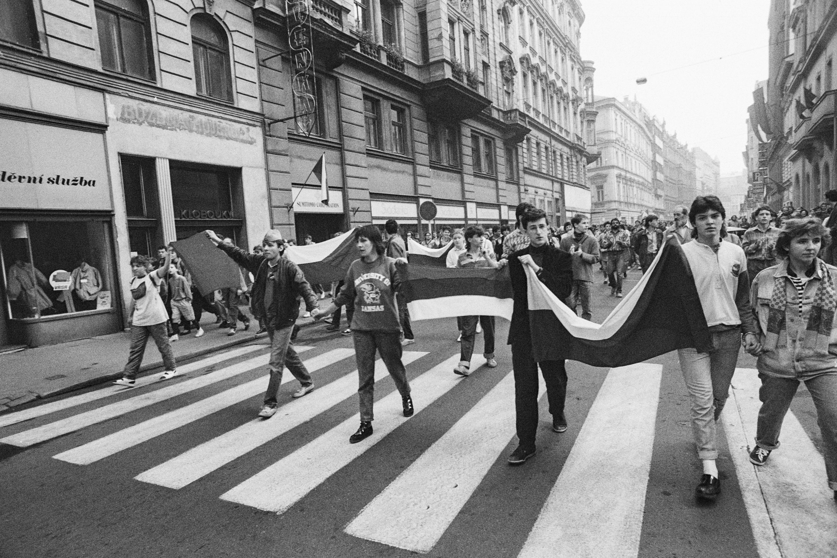 Historické fotografie z revolučního roku 1989 - 17 - GALERIE: Historické fotografie z revolučního roku 1989 (17/20)