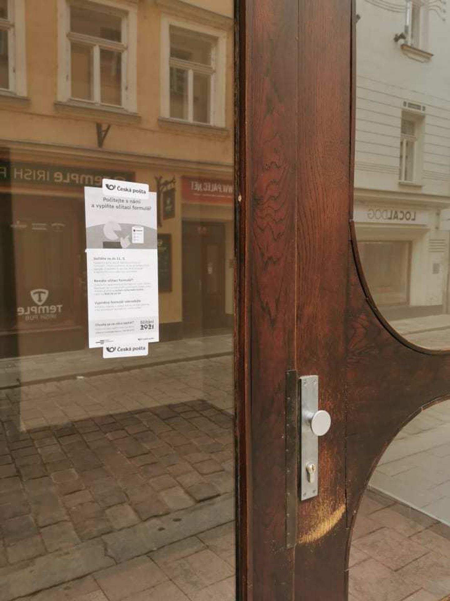 Letáky ke Sčítání lidu na dveřích - 2 - GALERIE: Česká pošta polepila dveře letáky (2/6)