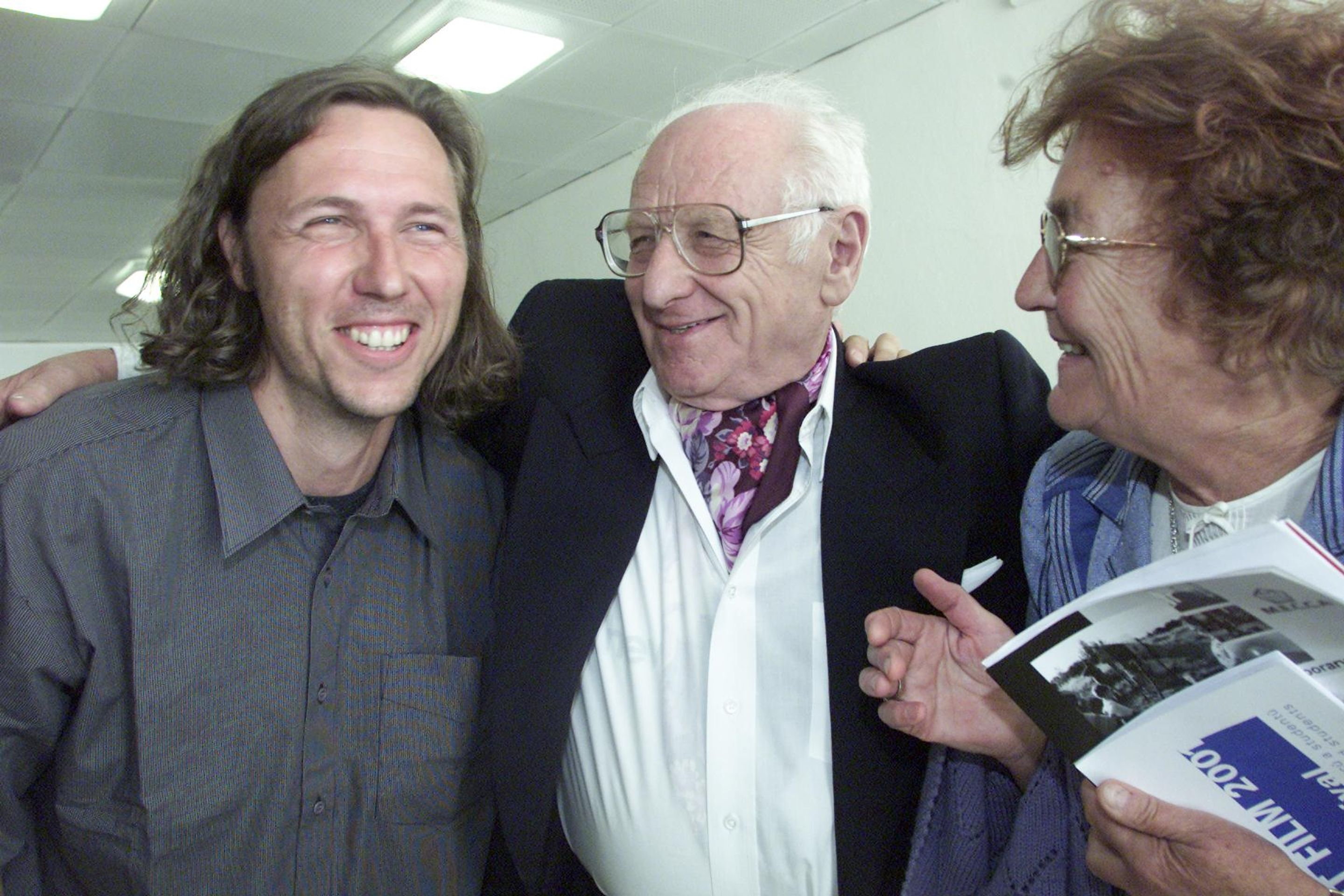 Zleva Roman Vávra, Arnošt Lustig a Věra Plívová-Šimková, 9. 8. 2001 filmový festival Fort film v Terezíně - Věra Plívová-Šimková (1/4)