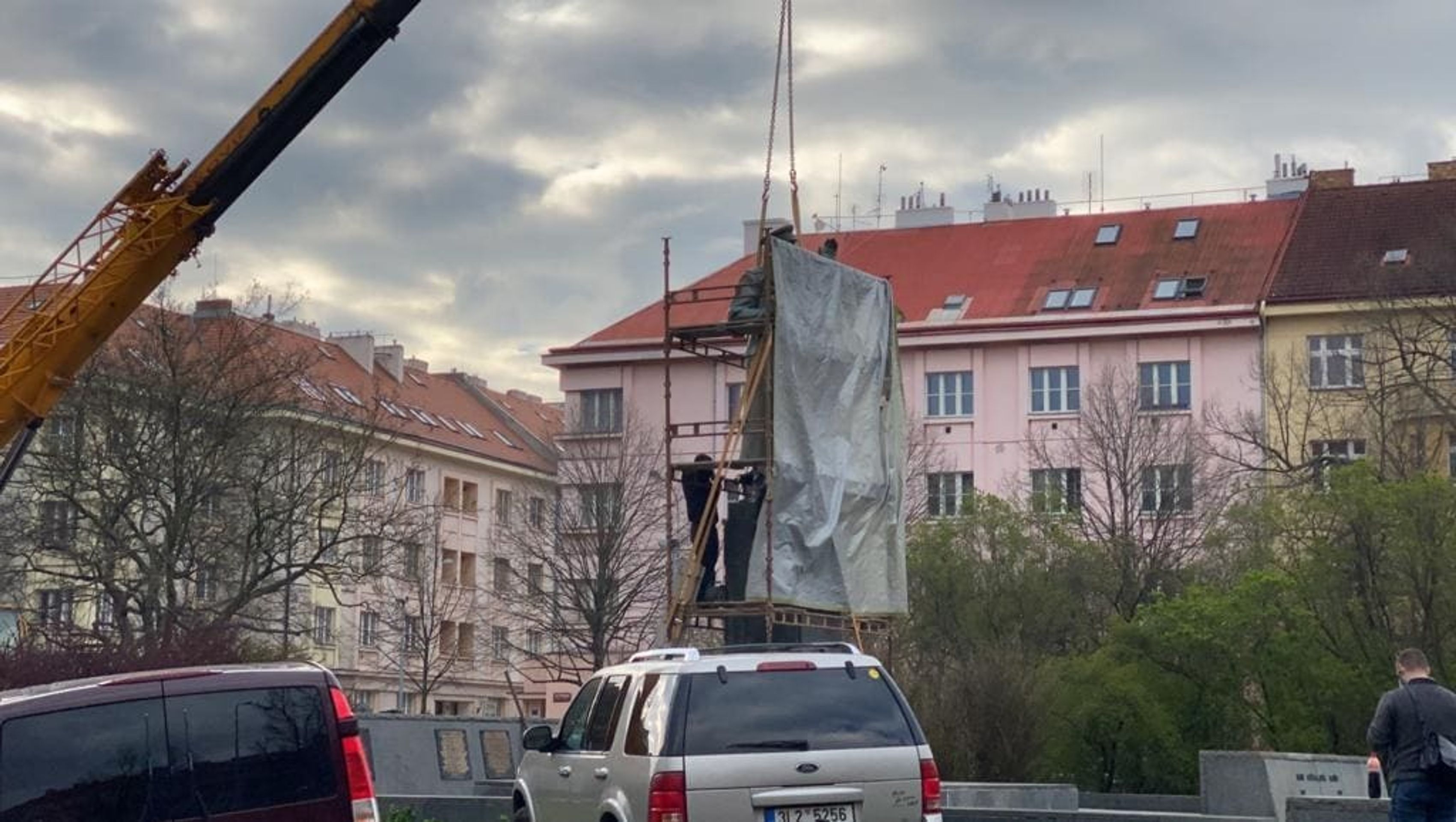 Odstranění pomníku maršála Koněva - 3 - GALERIE: Odstranění sochy maršála Koněva (4/14)
