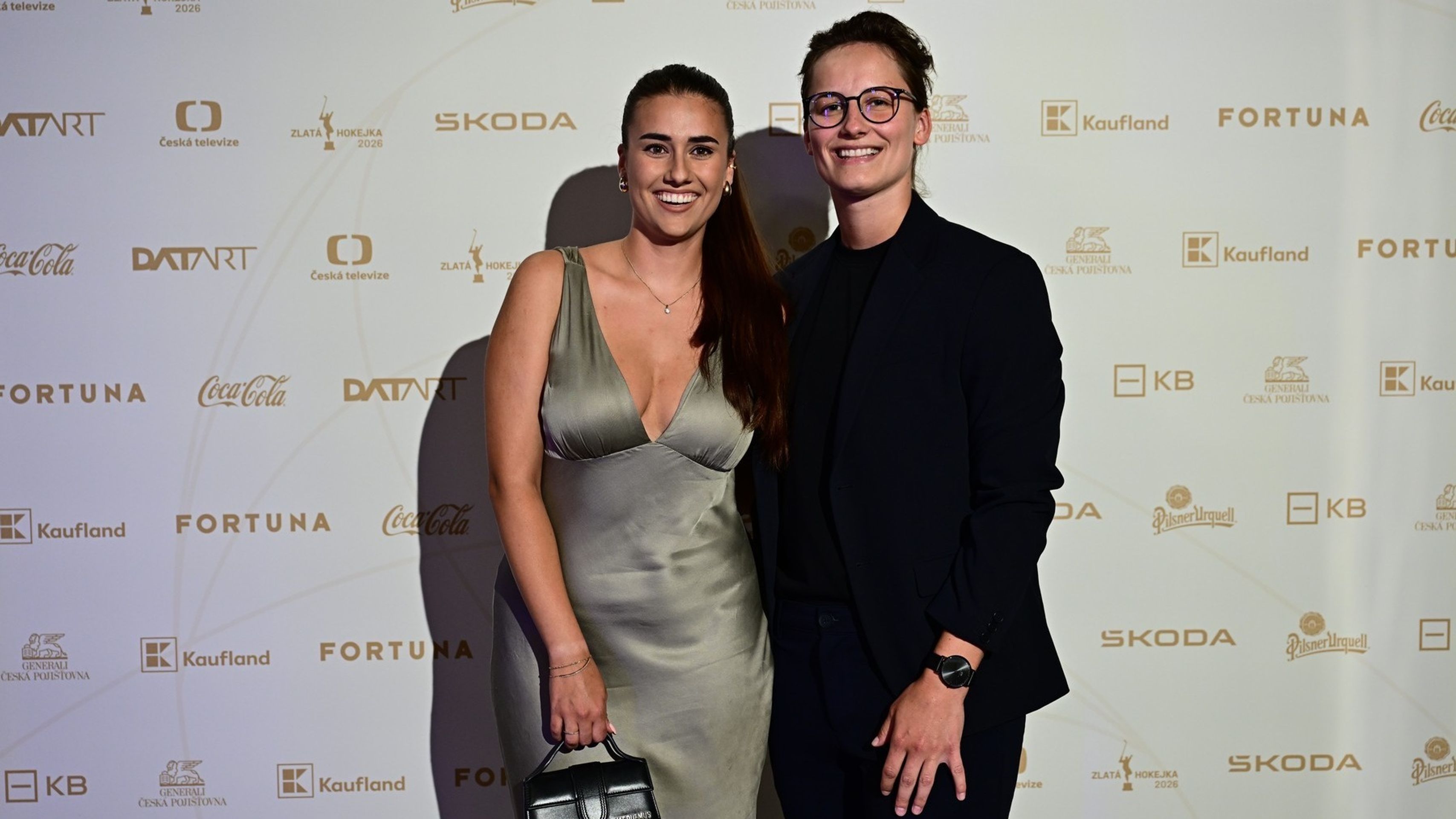Útočnice Kristýna Kaltounková (vpravo) (cropped) - Hokejisté a jejich partnerky na vyhlášení Zlaté hokejky (6/8)