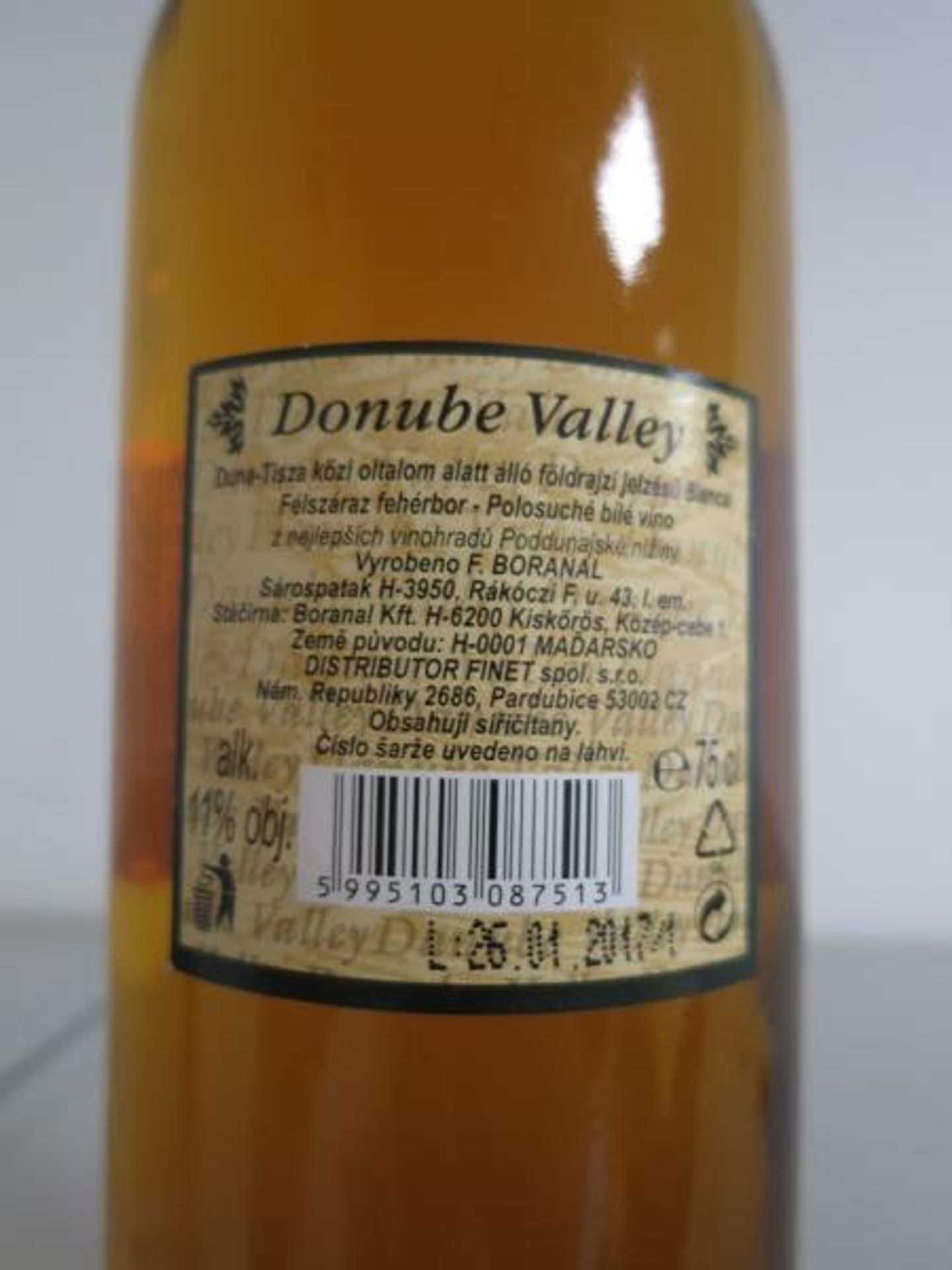 Nevyhovující vína - DONUBE VALLEY, polosuché bílé víno - Chuť i vůně vína byly oxidativní, FINET spol. s r.o. - GALERIE: Nevyhovující vína (1/11)