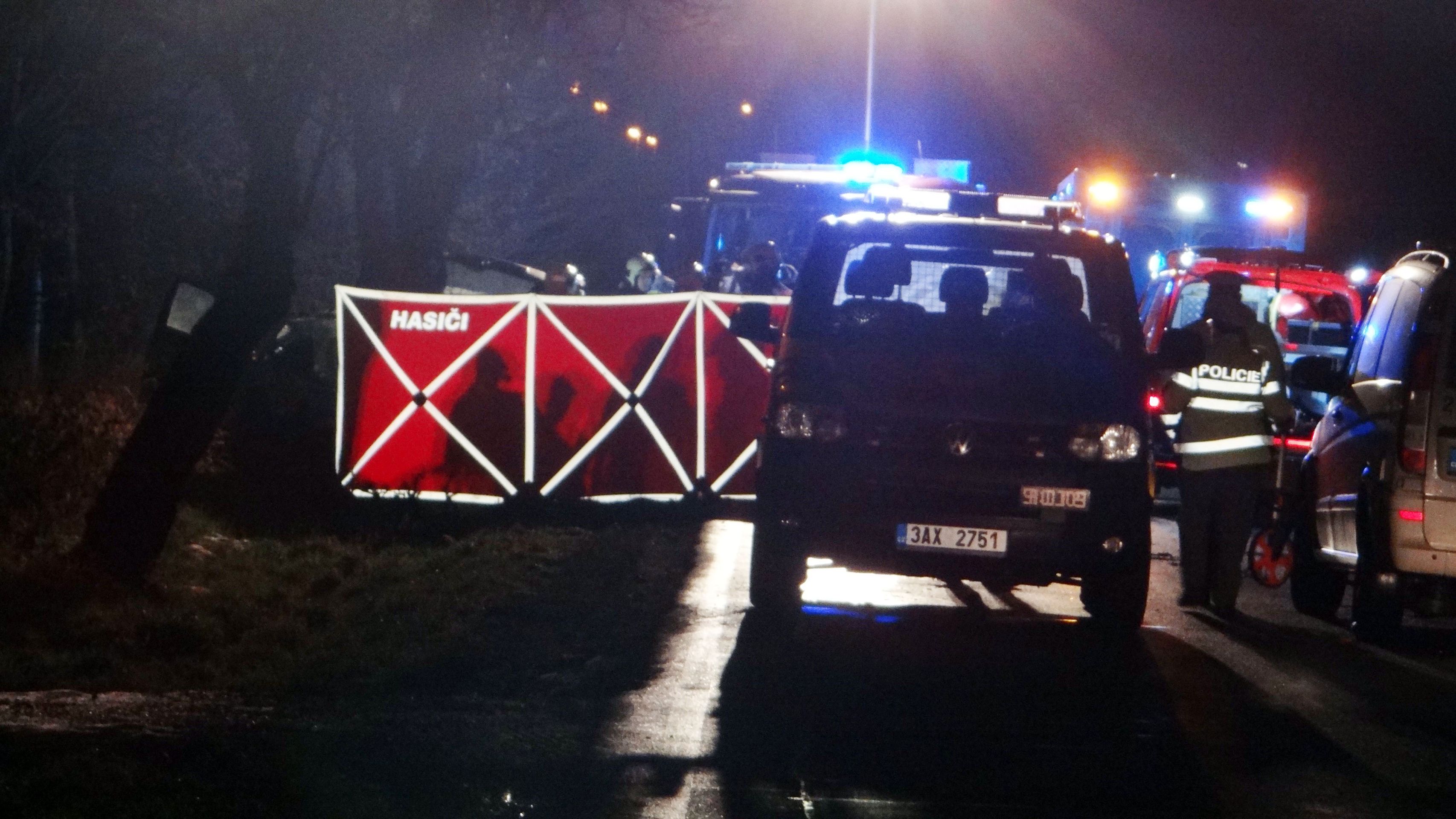 Mladý muž ve zdemolovaném autě zahynul, možná do stromu narazil úmyslně - GALERIE: Smrtelná nehoda v pražské Uhříněvsi (6/6)