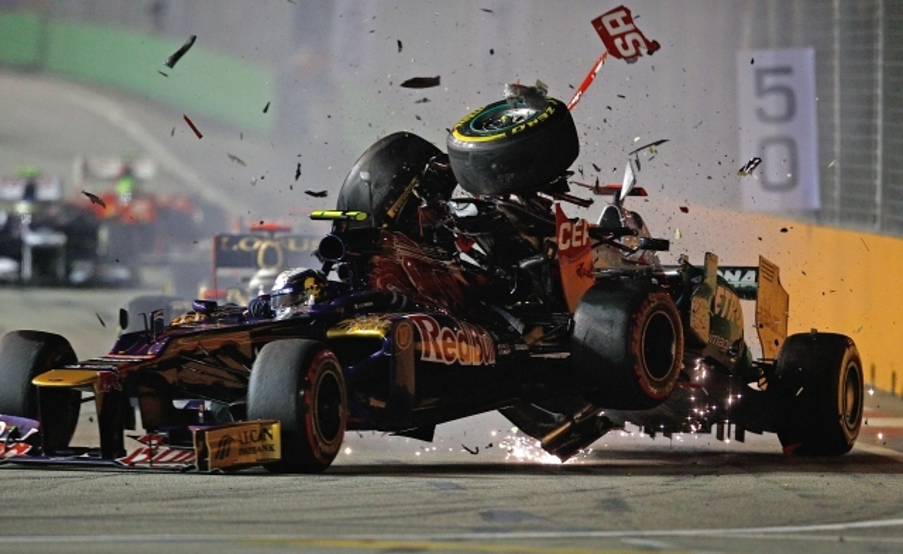 F1 v Singapuru: Jean-Eric Vergne a Michael Schumacher - 7 - GALERIE: Havárie na F1 v Singapuru: Vergne a Schumacher (2/8)