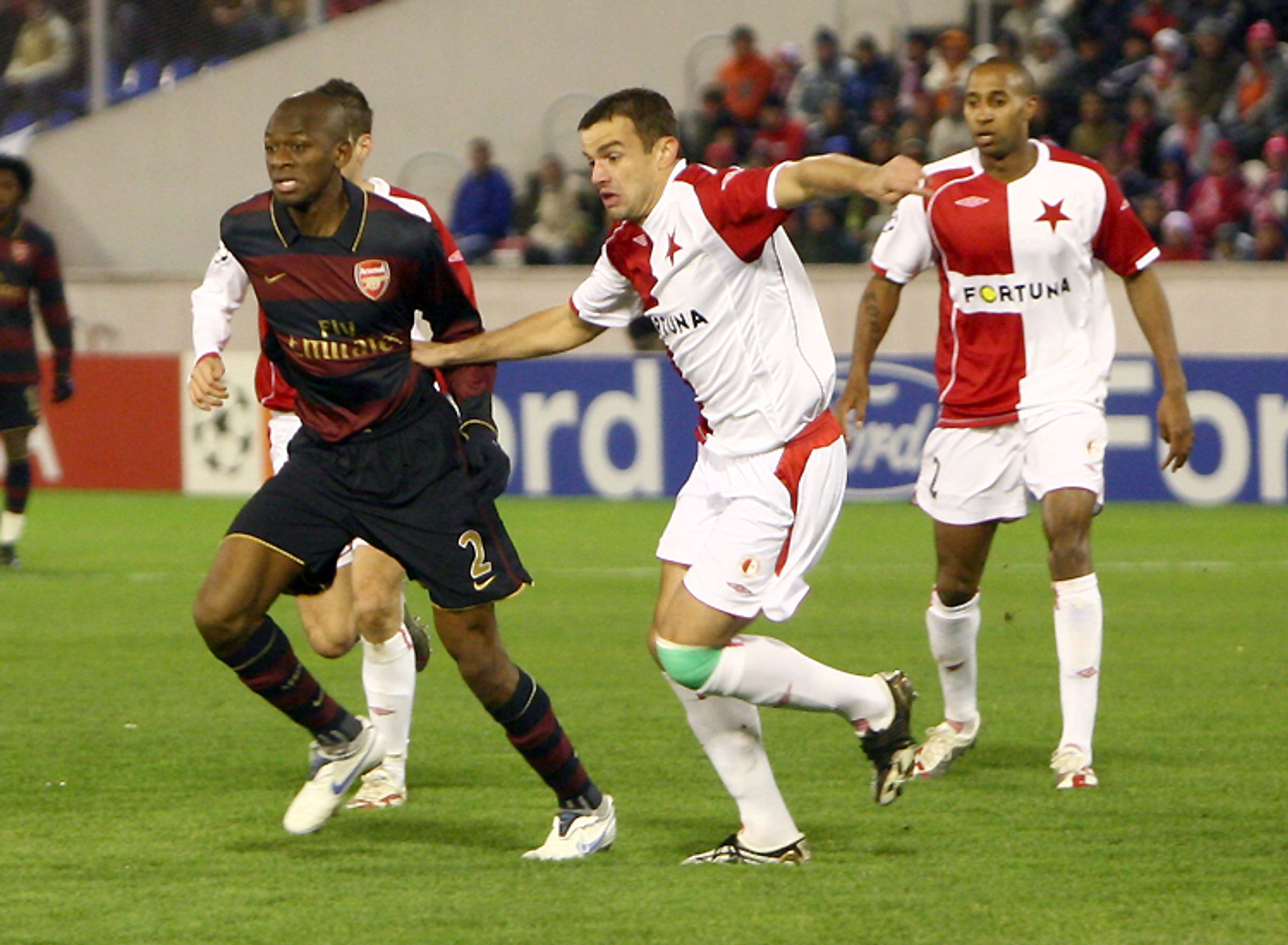 Fotbalisté Slavie praha mají za sebou vydařený podzim. Domácí ligu vedou o pět bodů a z Ligy mistrů prošli do jarní fáze Poháru UEFA. - Senzace: Slavia ukradla Arsenalu bod! (6/8)