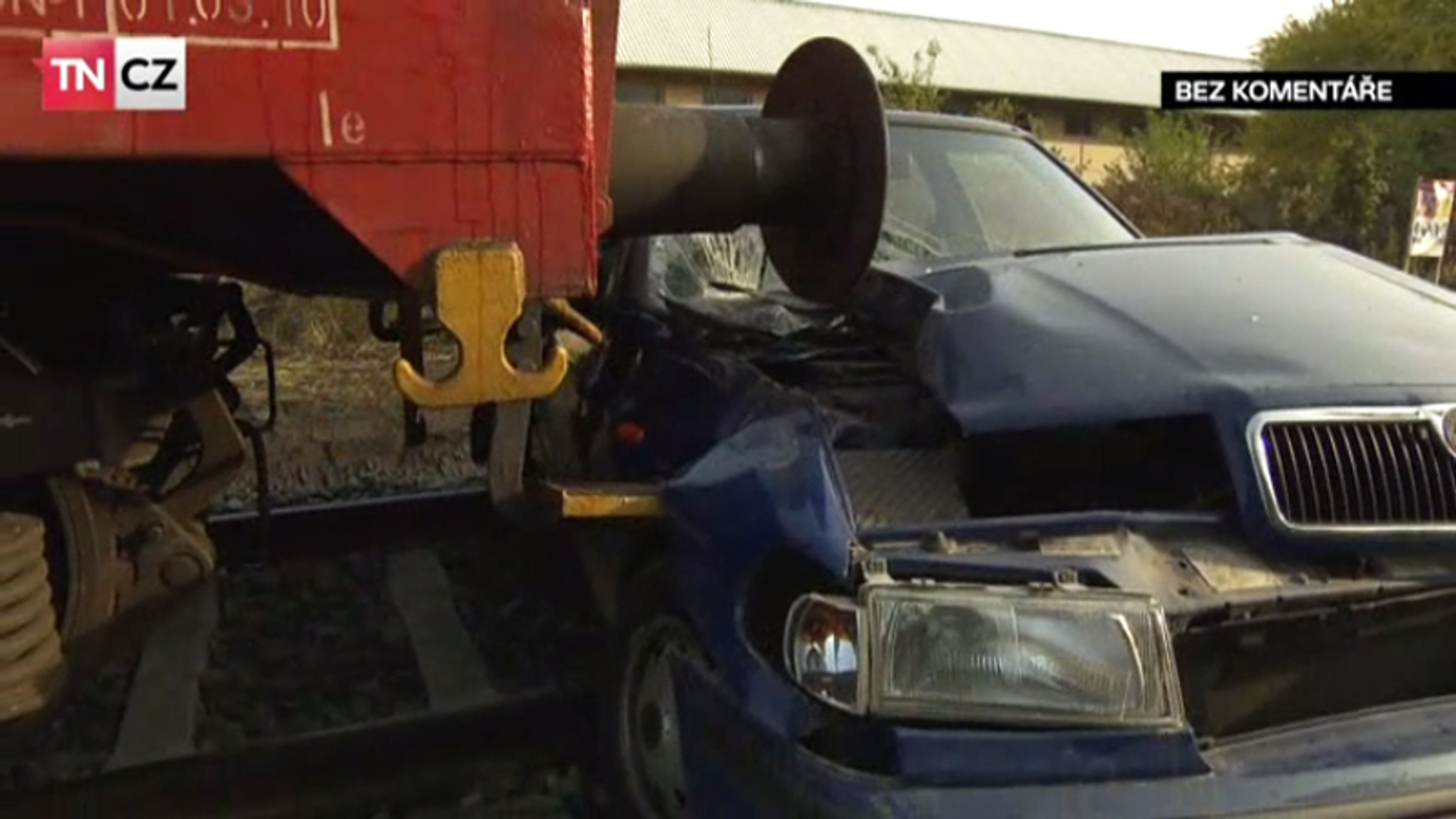 Nehoda automobilu a nákladního vlaku na přejezdu - 2 - GALERIE: Nehoda automobilu a nákladního vlaku na přejezdu (2/5)