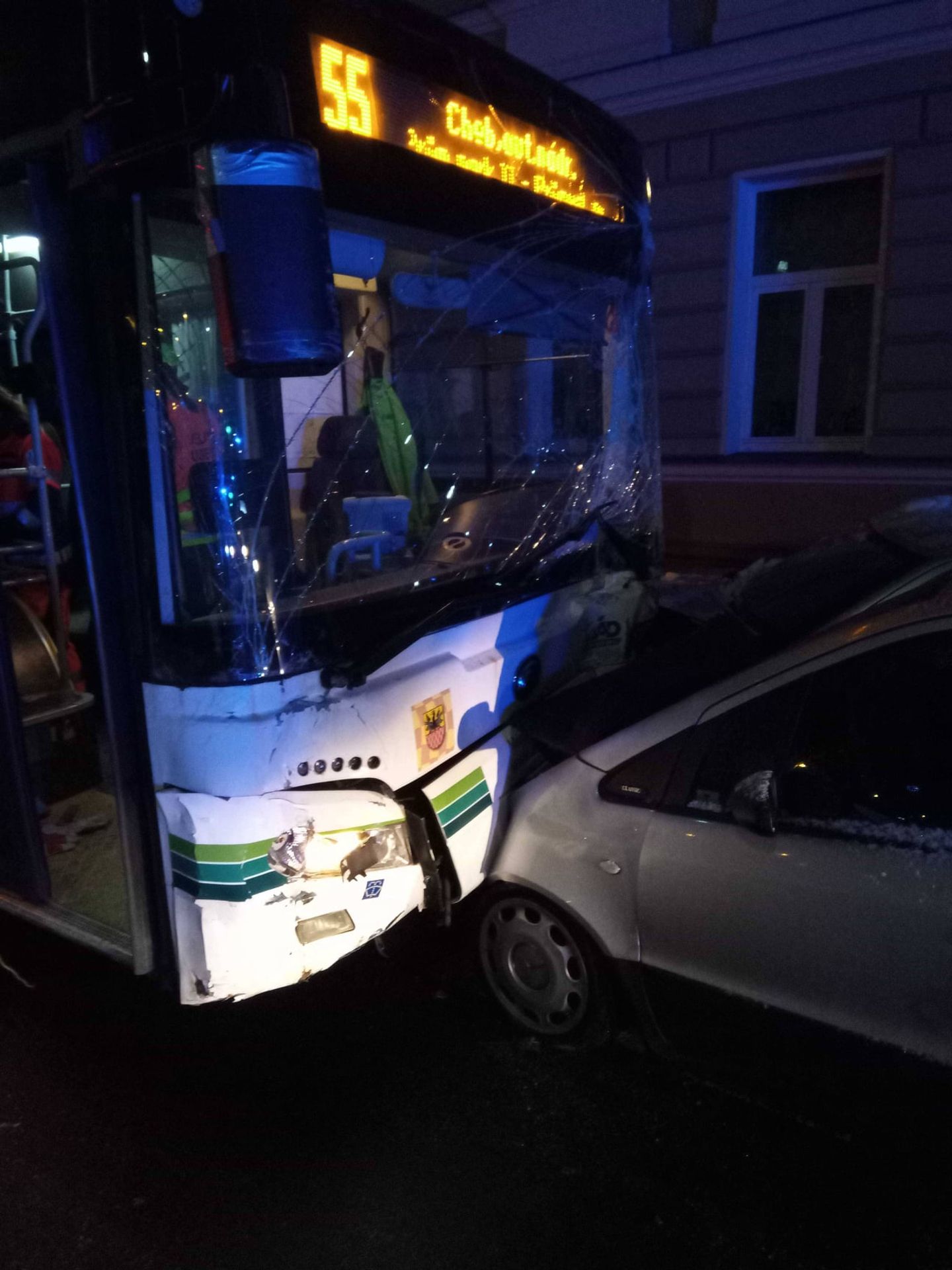 Nehoda autobusu v Chebu - GALERIE: Linkový autobus naboural 11 zaparkovaných aut (4/6)