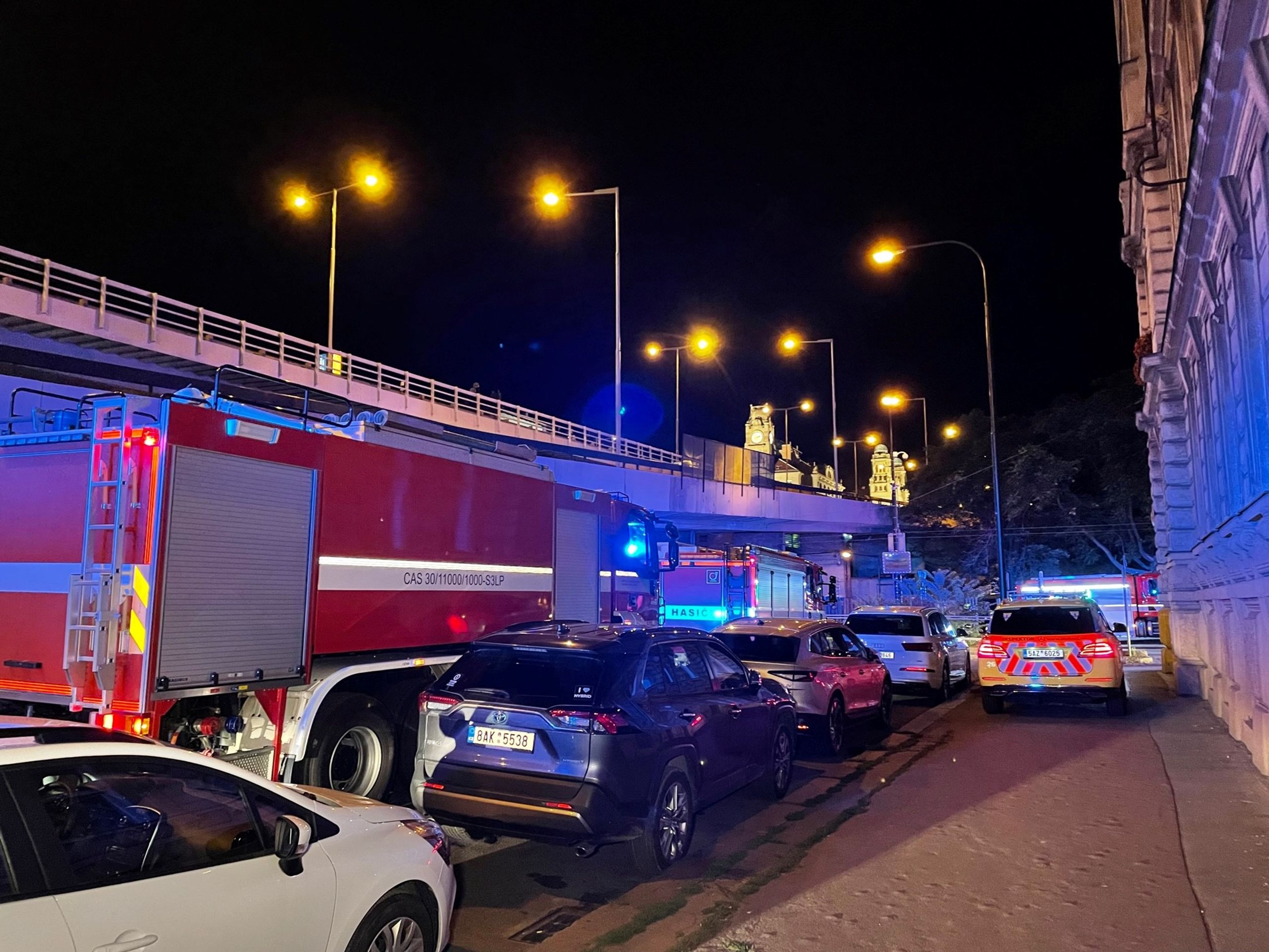 Požár aut na parkovišti u hlavního nádraží 5 - Požár aut na parkovišti u hlavního nádraží (4/6)
