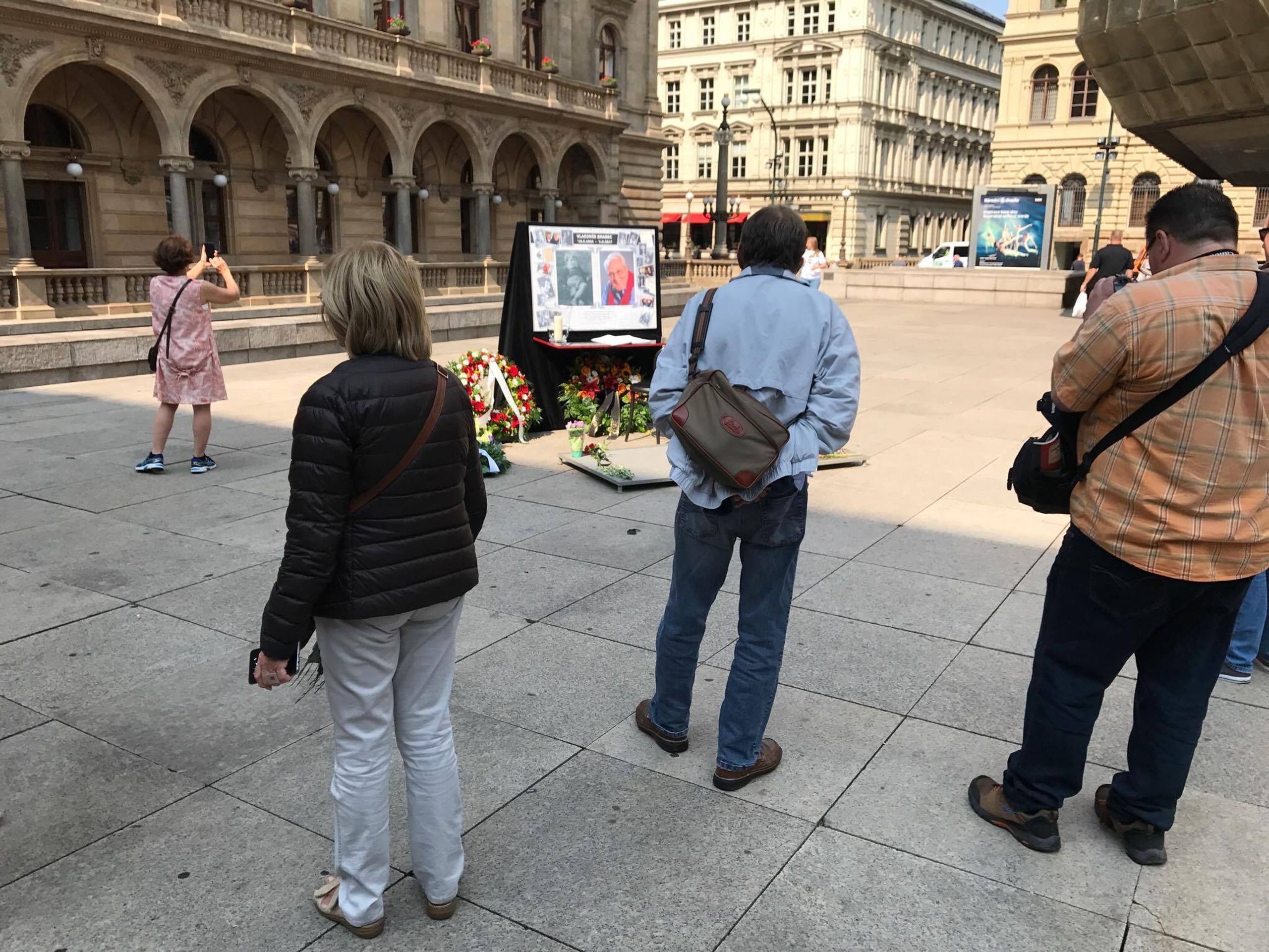 Poslední rozloučení s Vladimírem Brabcem u Národního divadla - 3 - GALERIE: Poslední rozloučení s Vladimírem Brabcem (2/6)