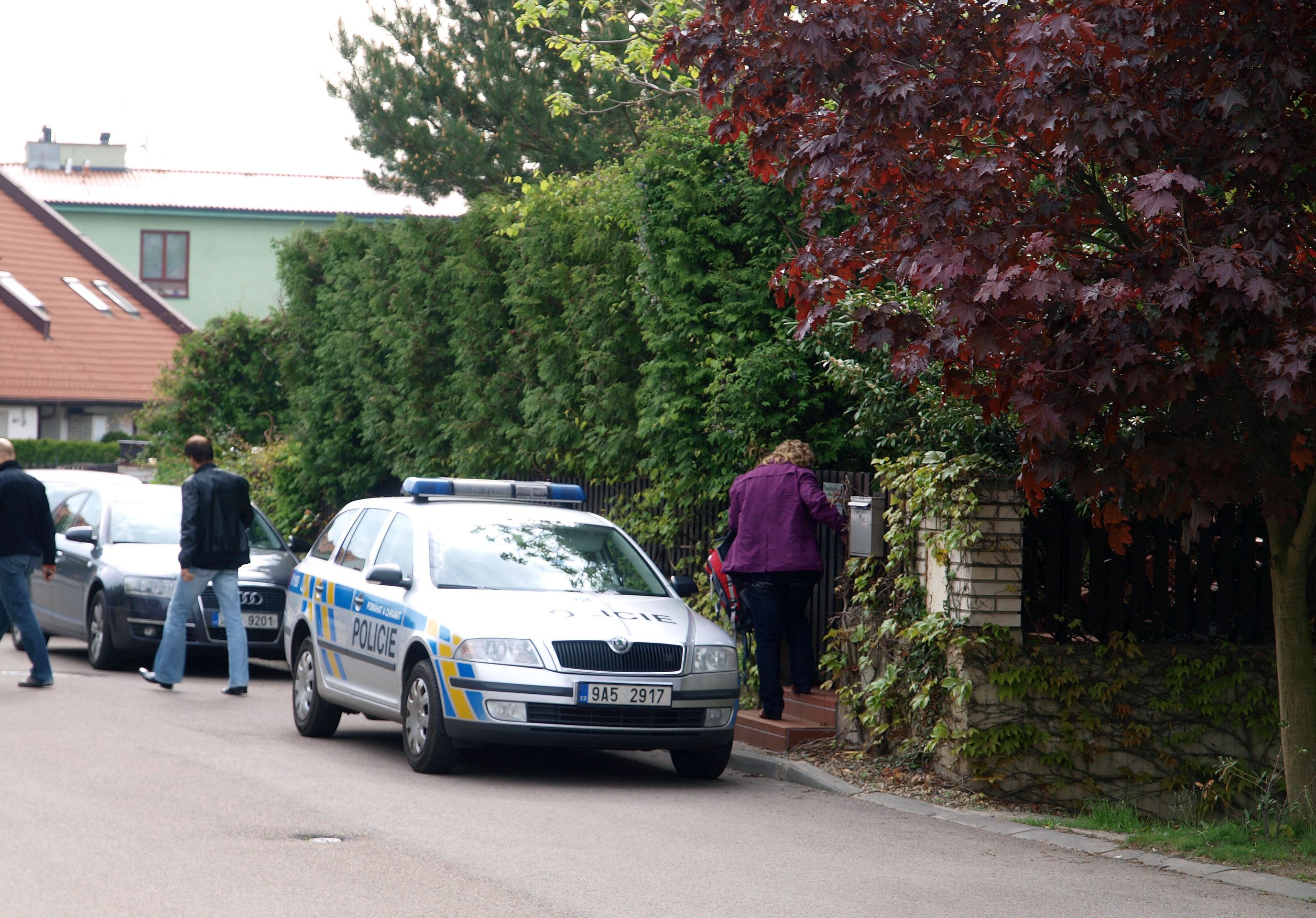 Policie prohledává dům Davida Ratha - 2 - Policie prohledává dům Davida Ratha (2/6)