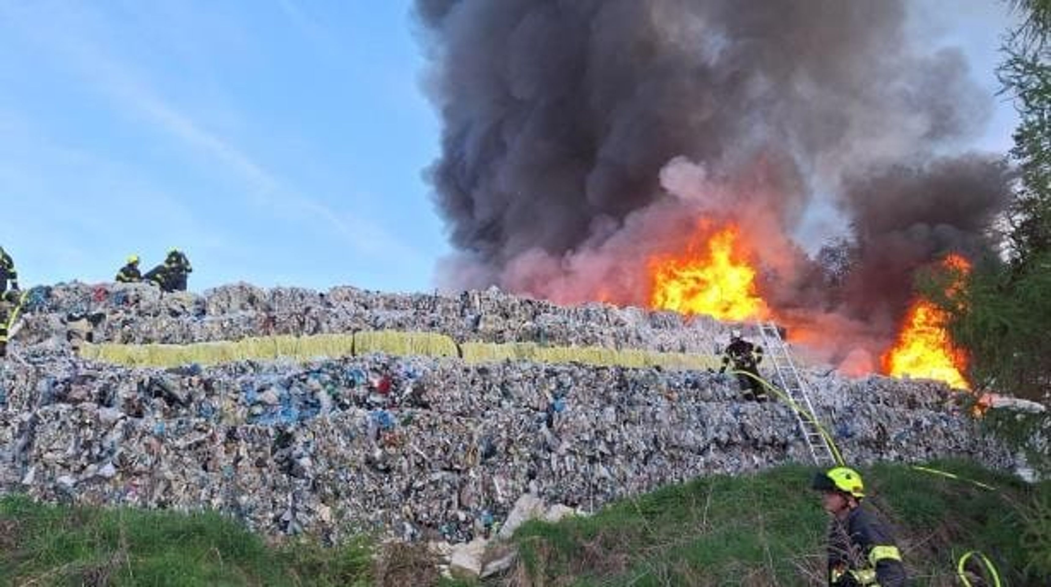 Požár skládky plastů u Lán - Požár skládky plastů u Lán (7/10)