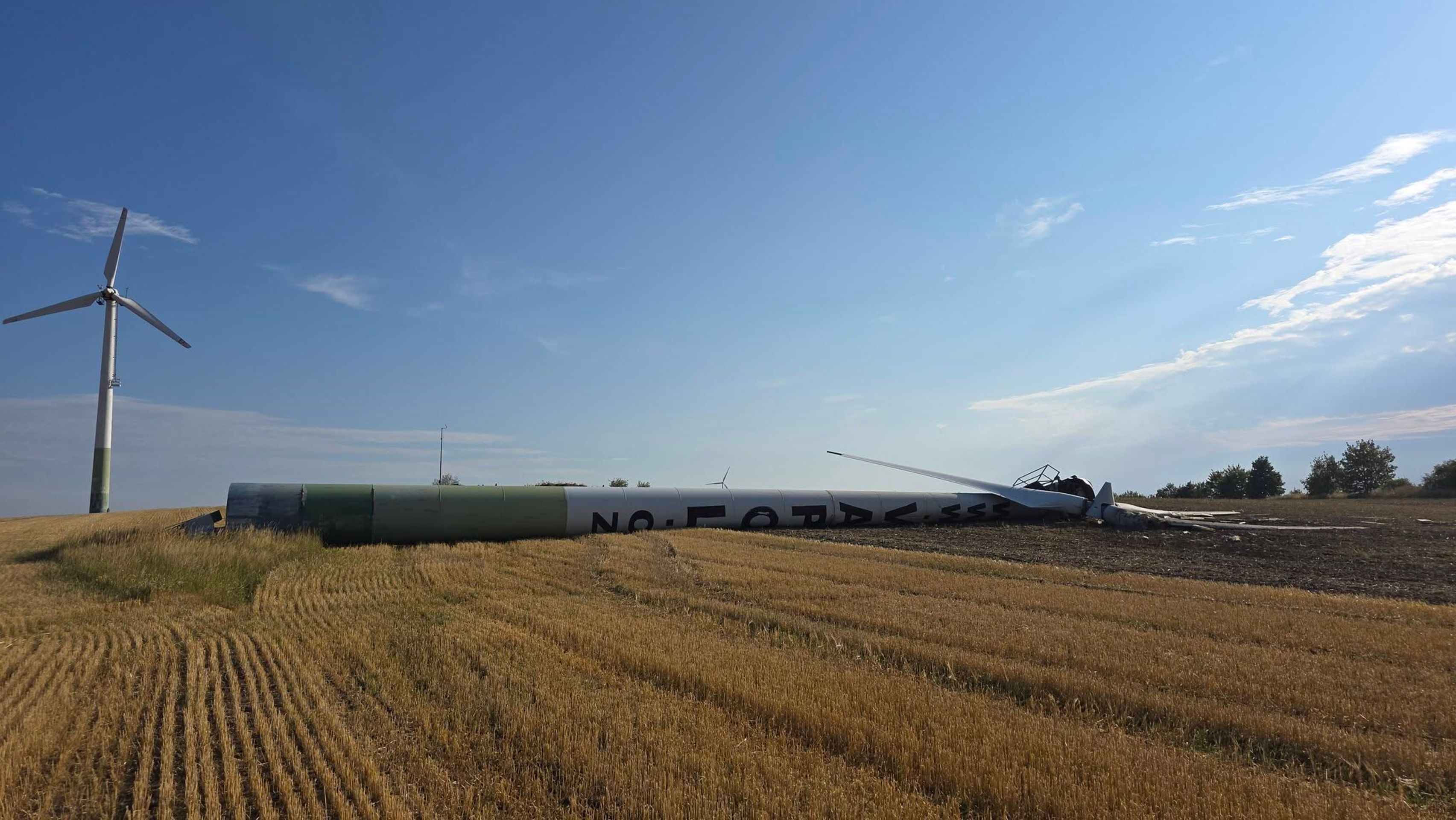 Pád větrné elektrárny na Potštátsku - Pád větrné elektrárny na Potštátsku (4/6)