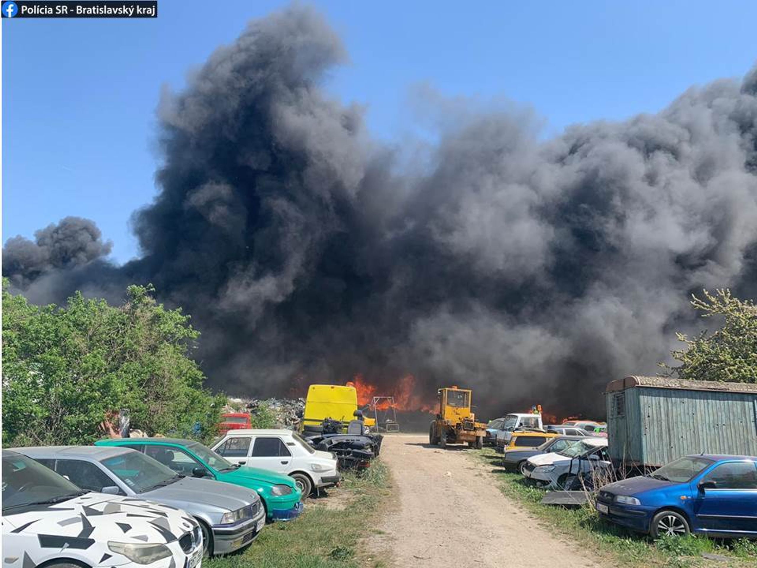 Požár stájí a autovrakoviště v Bratislavě - 3 - GALERIE: Požár stájí a autovrakoviště v Bratislavě (1/5)