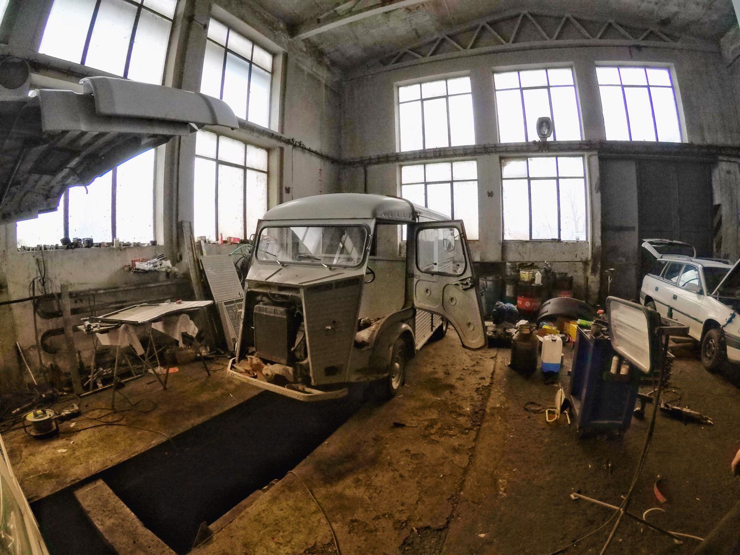 Pivní mašina Citroën HY VAN z roku 1976 - 12 - Fotogalerie: Úprava stařičkého Citroënu HY VAN z roku 1976 (2/9)