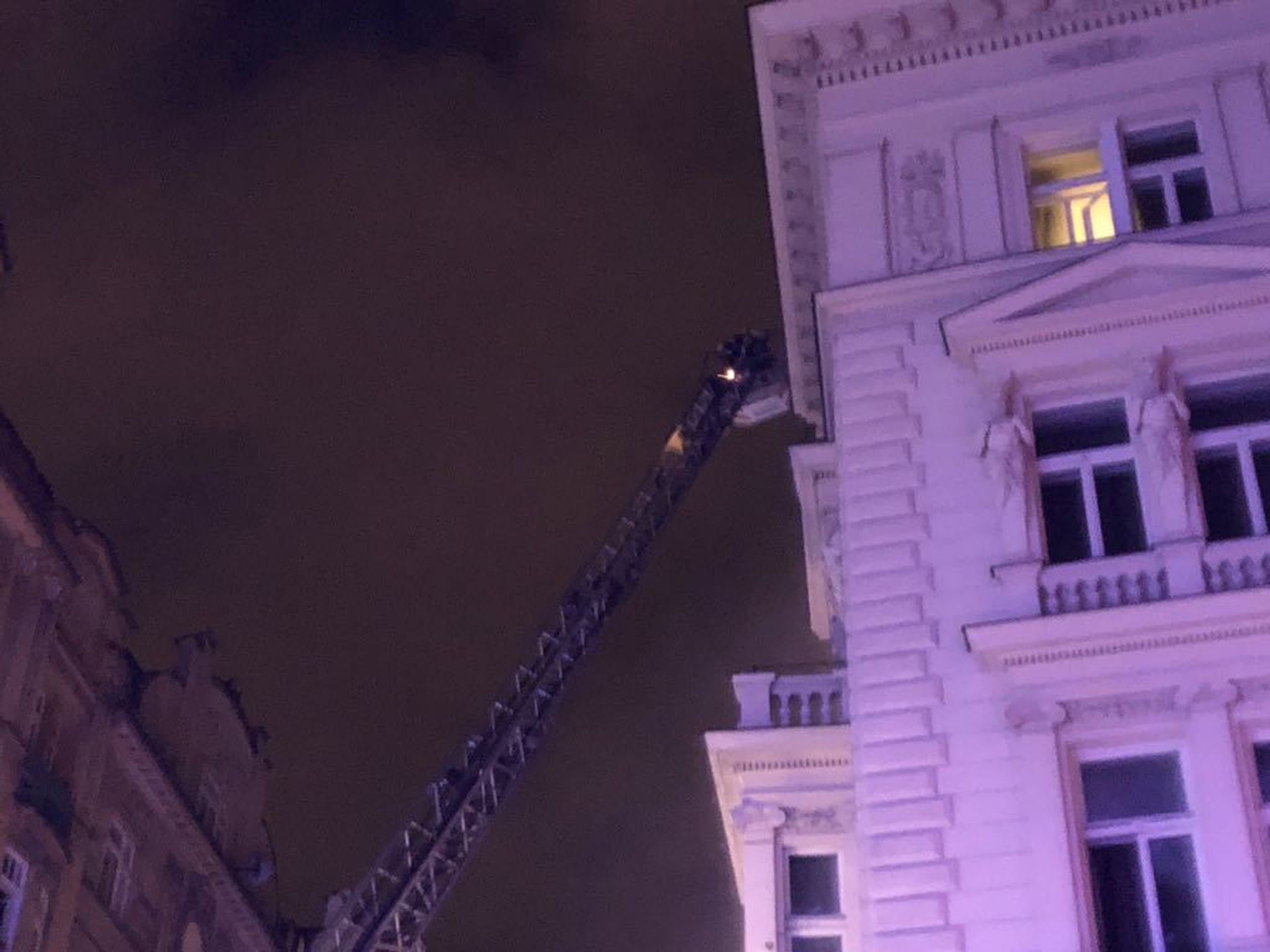 Požár hotelu v Praze - 4 - GALERIE: Požár hotelu v centru Prahy (3/33)