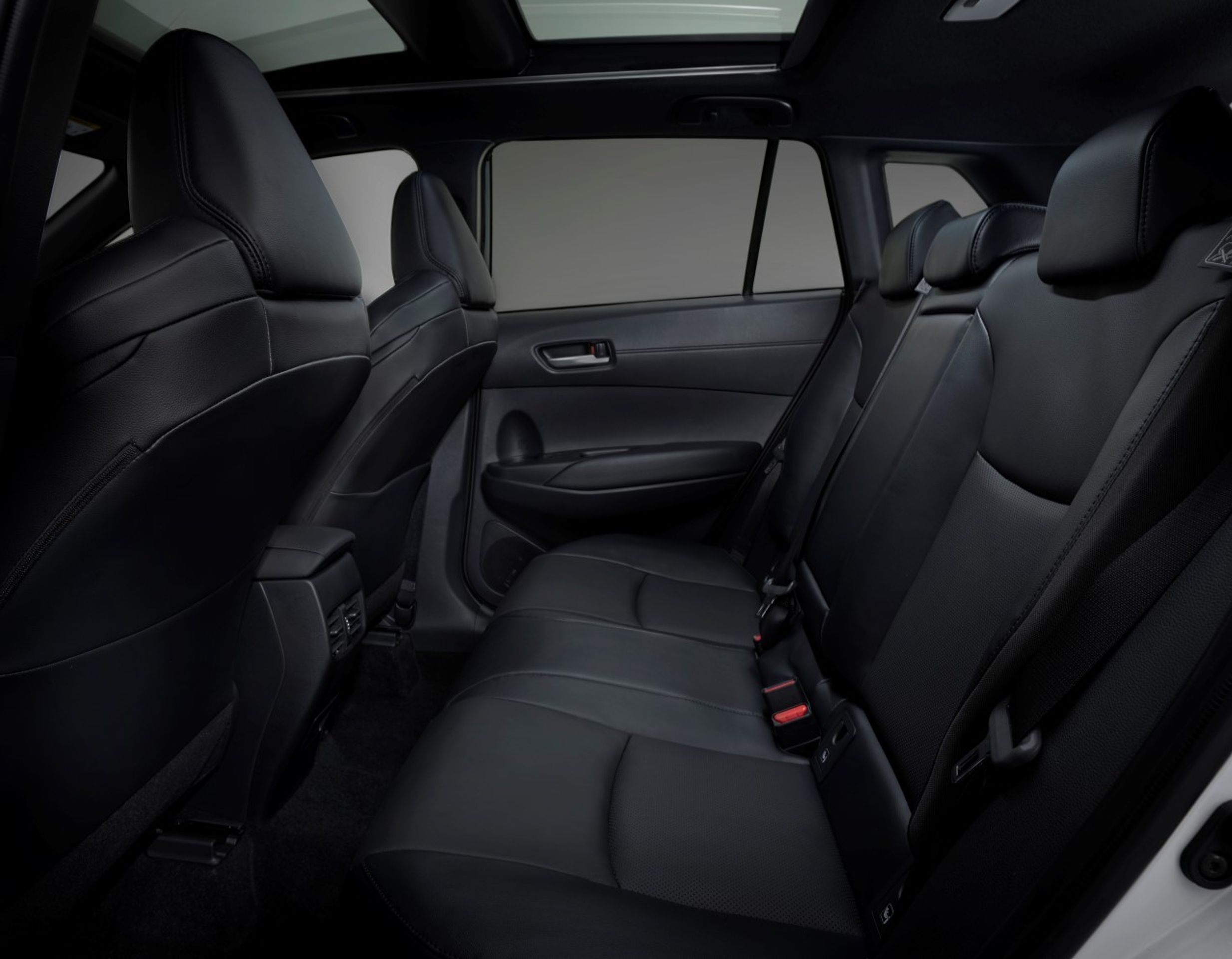 Toyota Corolla Cross - Corolla se převlékla ve stylu outdoorové módy. Toyota z ní udělala SUV (13/16)