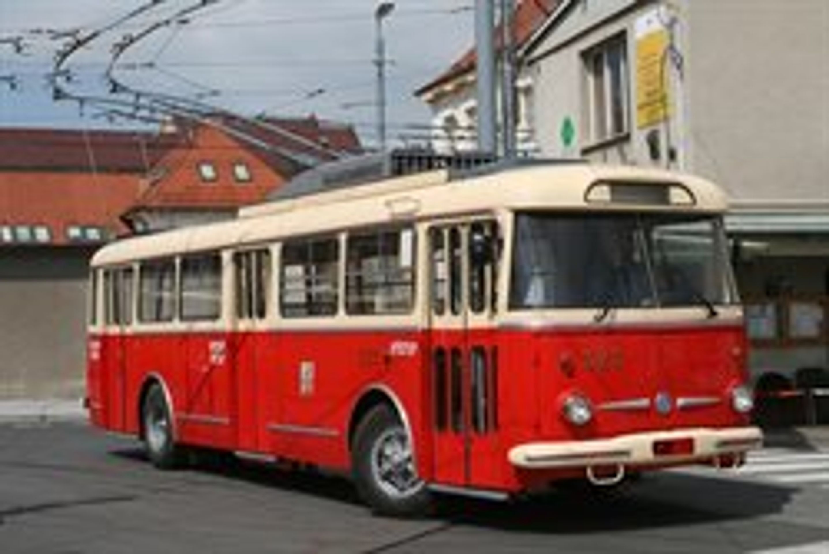 Trolejbus ŠKODA 9Tr č. 323 z roku 1979 - GALERIE: Plzeňské historické vozy (5/7)