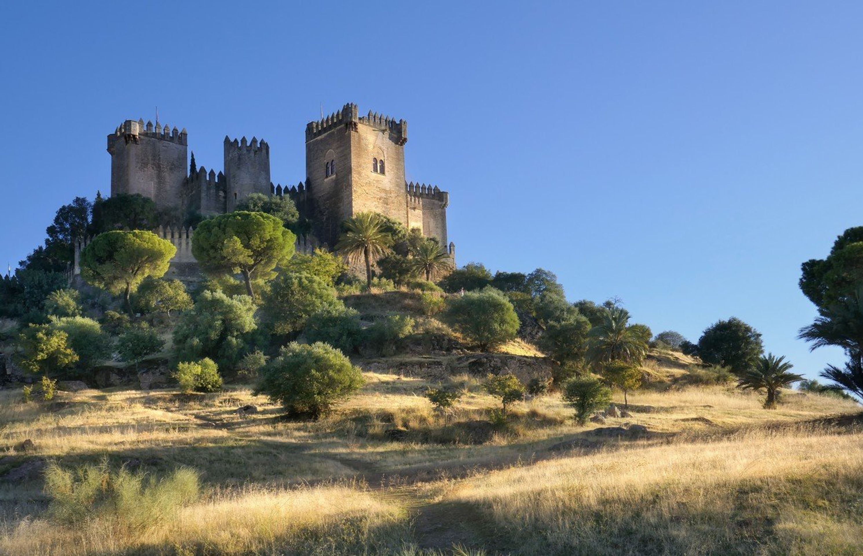 Hra o trůny - pevnost Castillo de Almodóvar del Río - GALERIE: Místa, kde se natáčel seriál Hra o trůny (5/7)