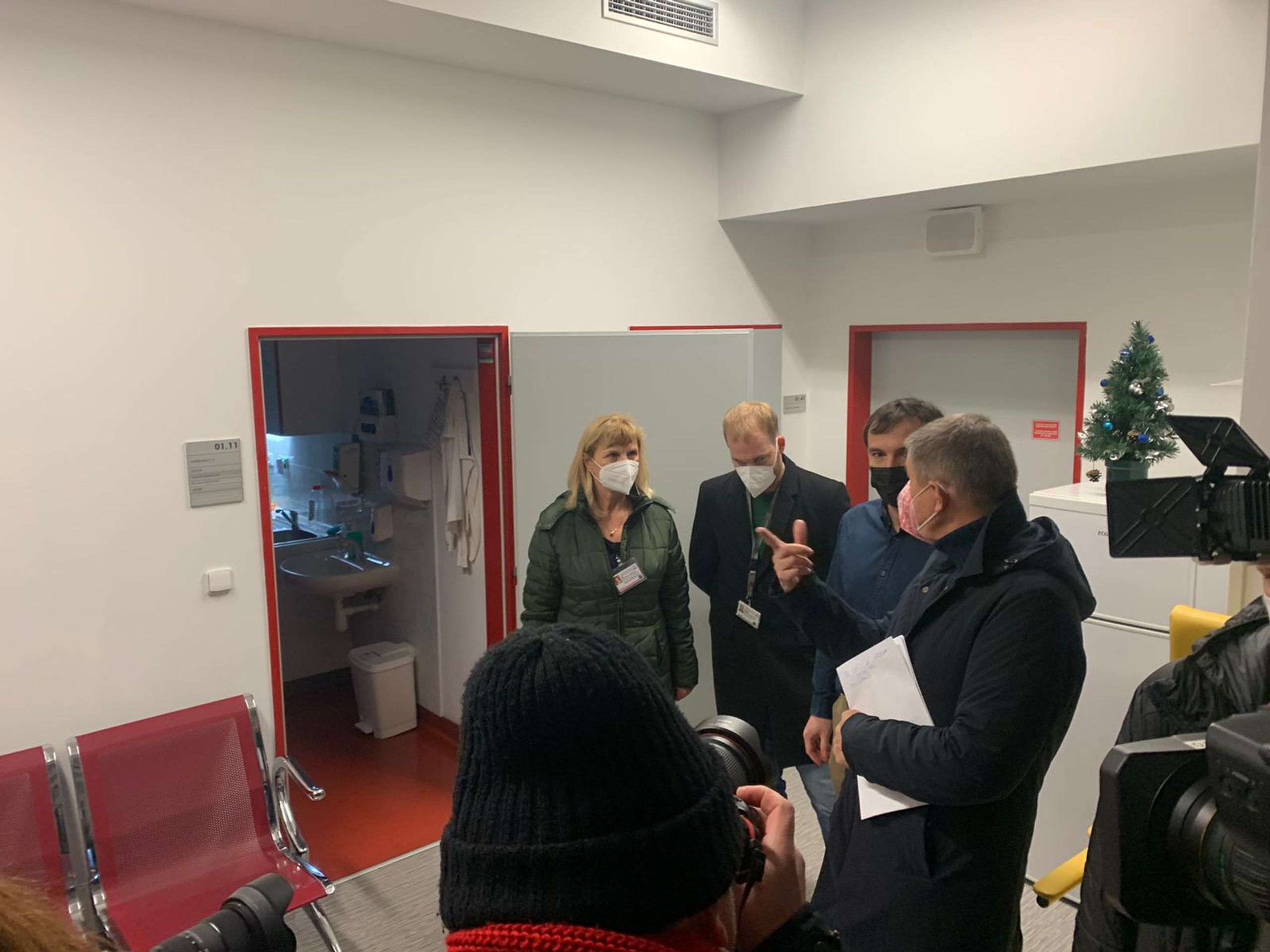 Babiš na exkurzi v nemocnici - 5 - GALERIE: Premiér Babiš vyrazil na kontrolu pražských nemocnic (1/10)