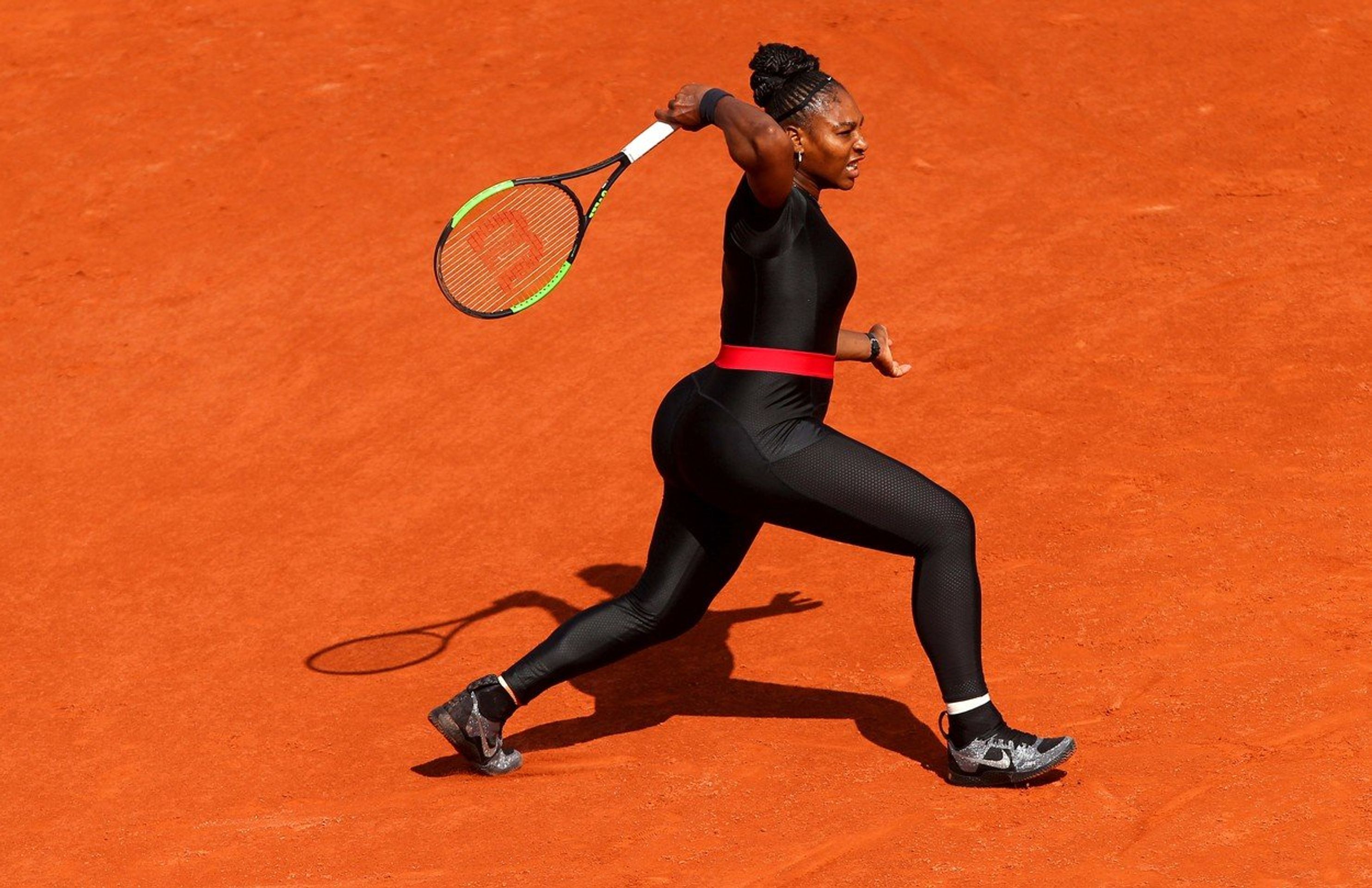 Serena Williamsová - GALERIE: Serena Williamsová hrála v nezvyklém outfitu (1/4)