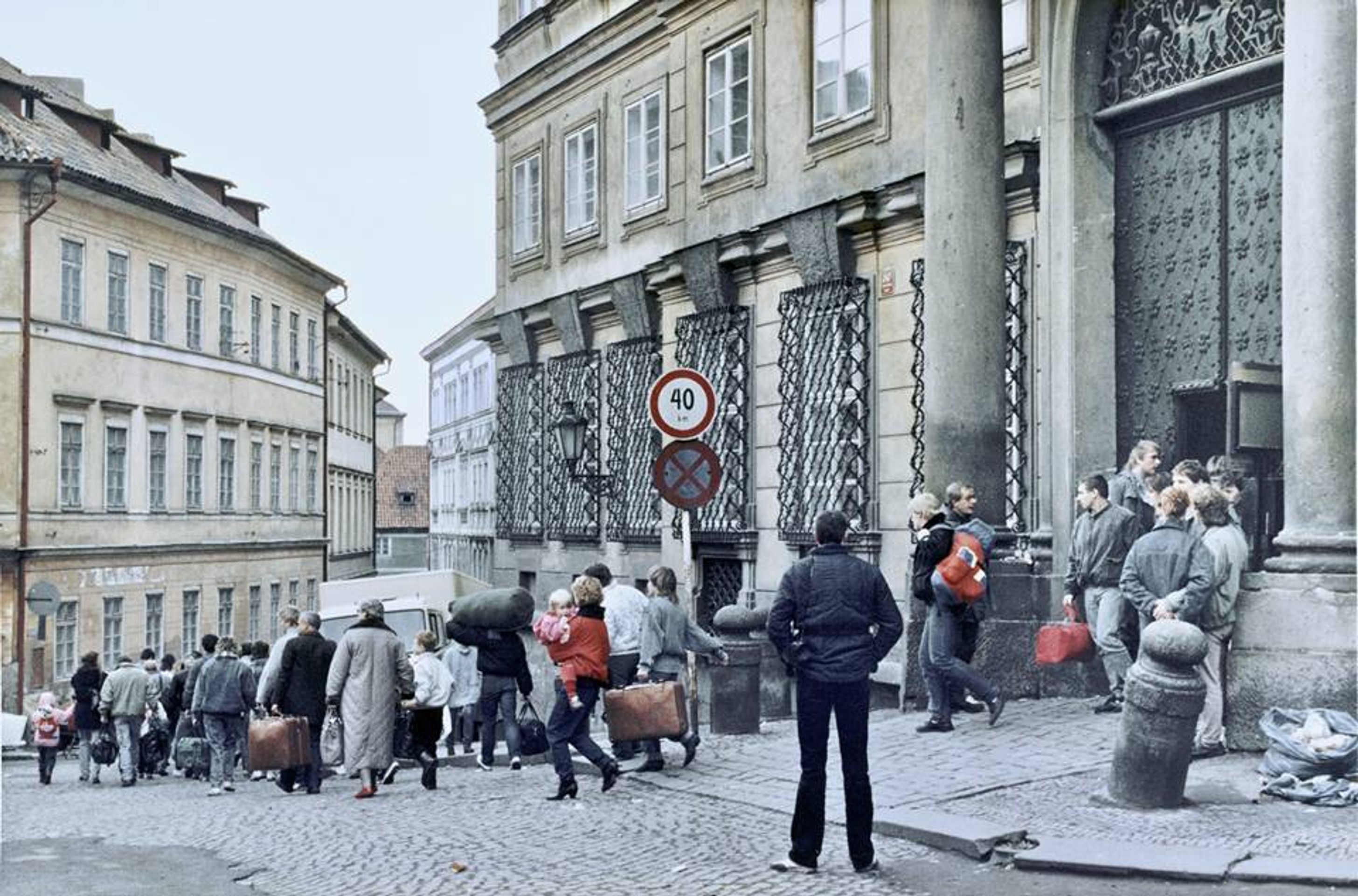 Uprchlíci z NDR na západoněmecké ambasádě v Praze v roce 1989 - GALERIE: 30 let od útěku Němců z NDR do NSR (3/4)