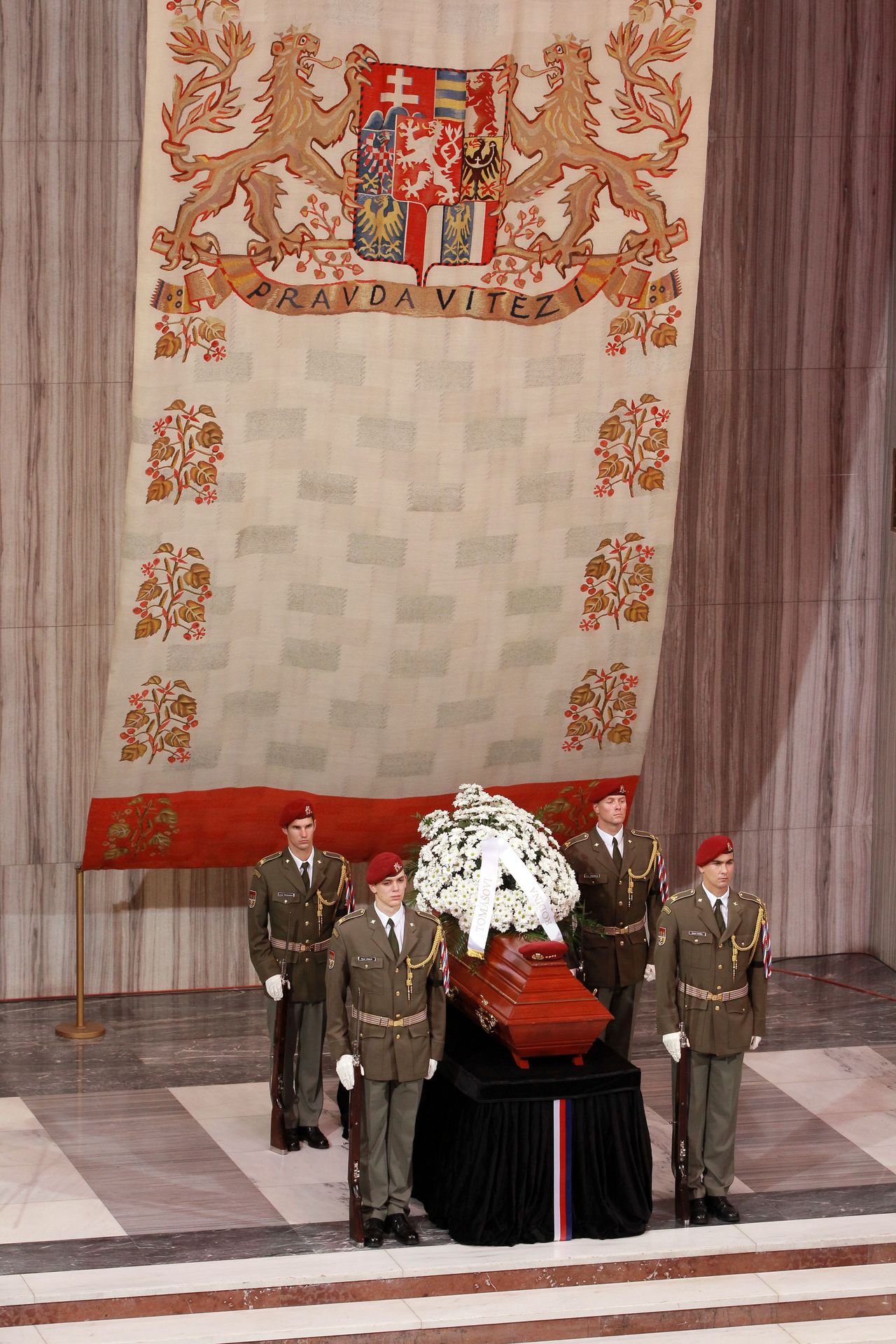 Pohřeb generála Sedláčka - S válečným veteránem Sedláčkem se loučí Vondra i Klaus (2/7)