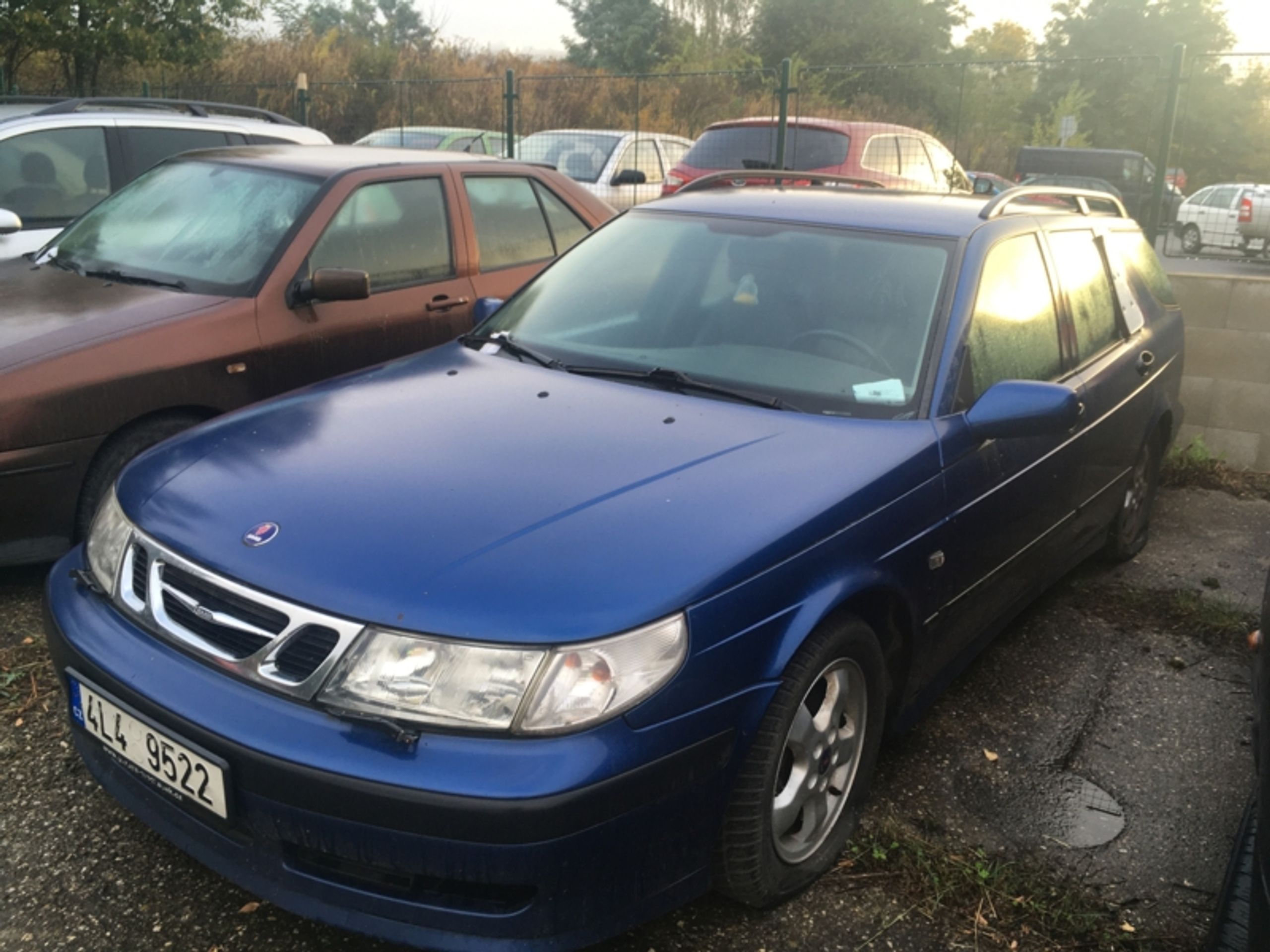 OA Saab - odhadní cena 900 Kč, nejnižší podání 300 Kč - Aukce aut, která blokovala ulice Ústí nad Labem (4/16)