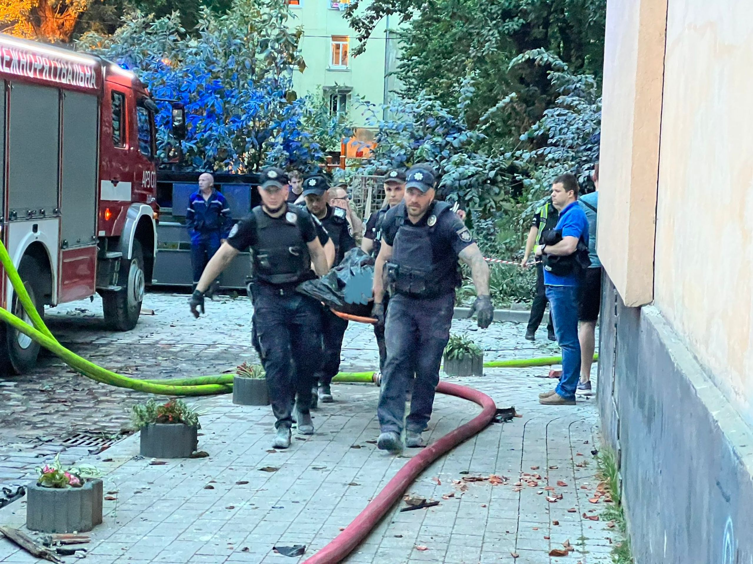 F0Uji9RWAAMtArL - Následky ruského útoku ve Lvově (2/4)
