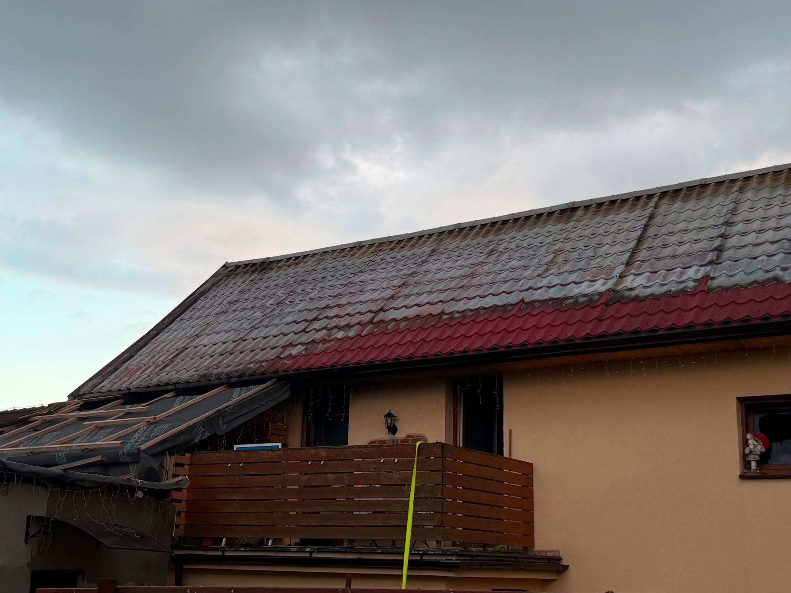Požár domu na Mělnicku - Rodině ze Střem shořel dům (17/19)