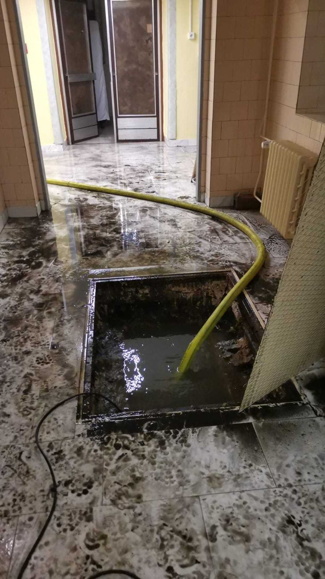 Moravskoslezští hasiči odklízeli následky po přívalovém dešti - 2 - GALERIE: Moravskoslezští hasiči odklízeli následky po přívalovém dešti (2/10)