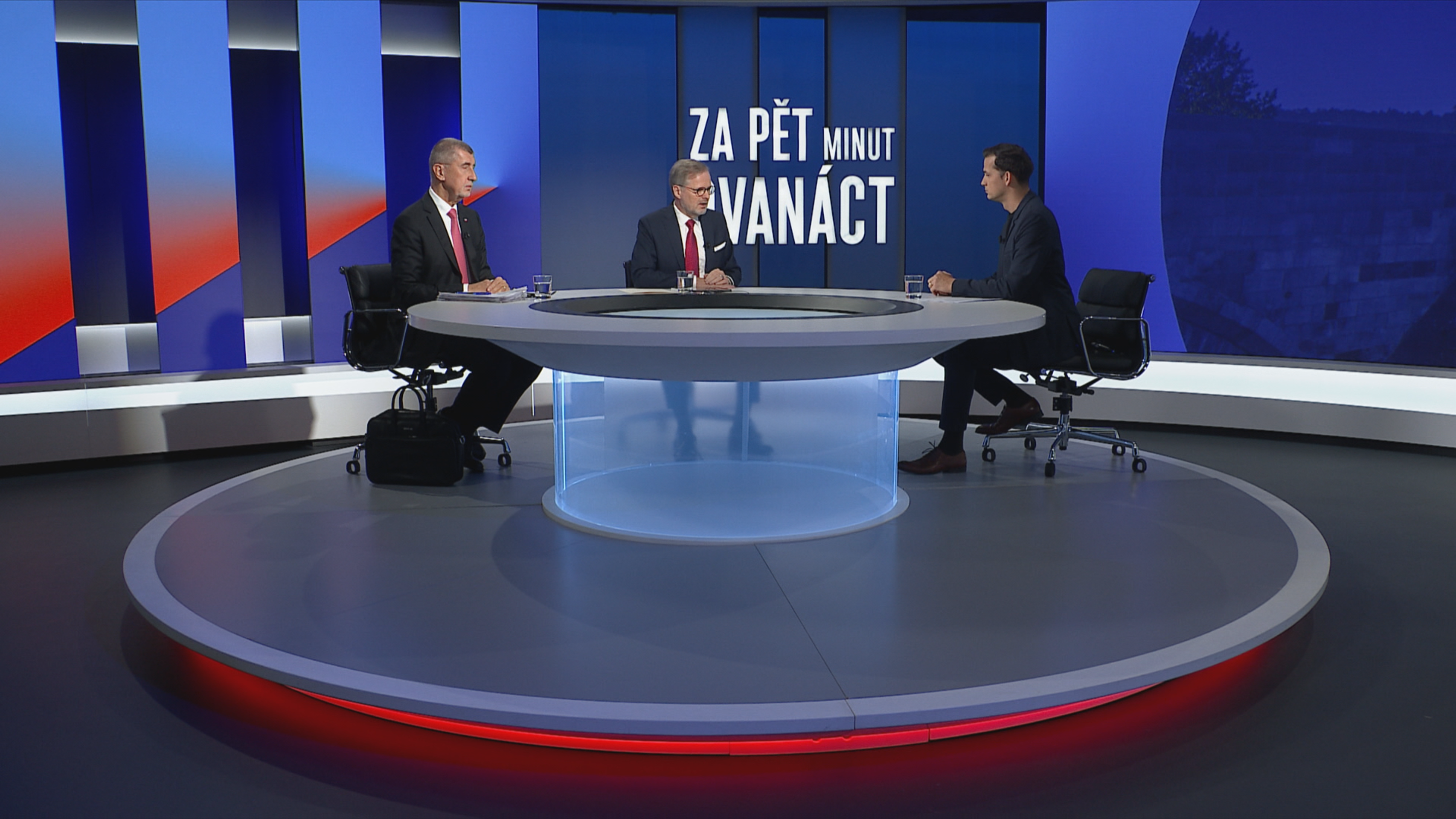 Andrej Babiš a Petr Fiala v pořadu Za pět dvanáct - Babiš přinesl Fialovi rohlík s Nutellou (6/10)