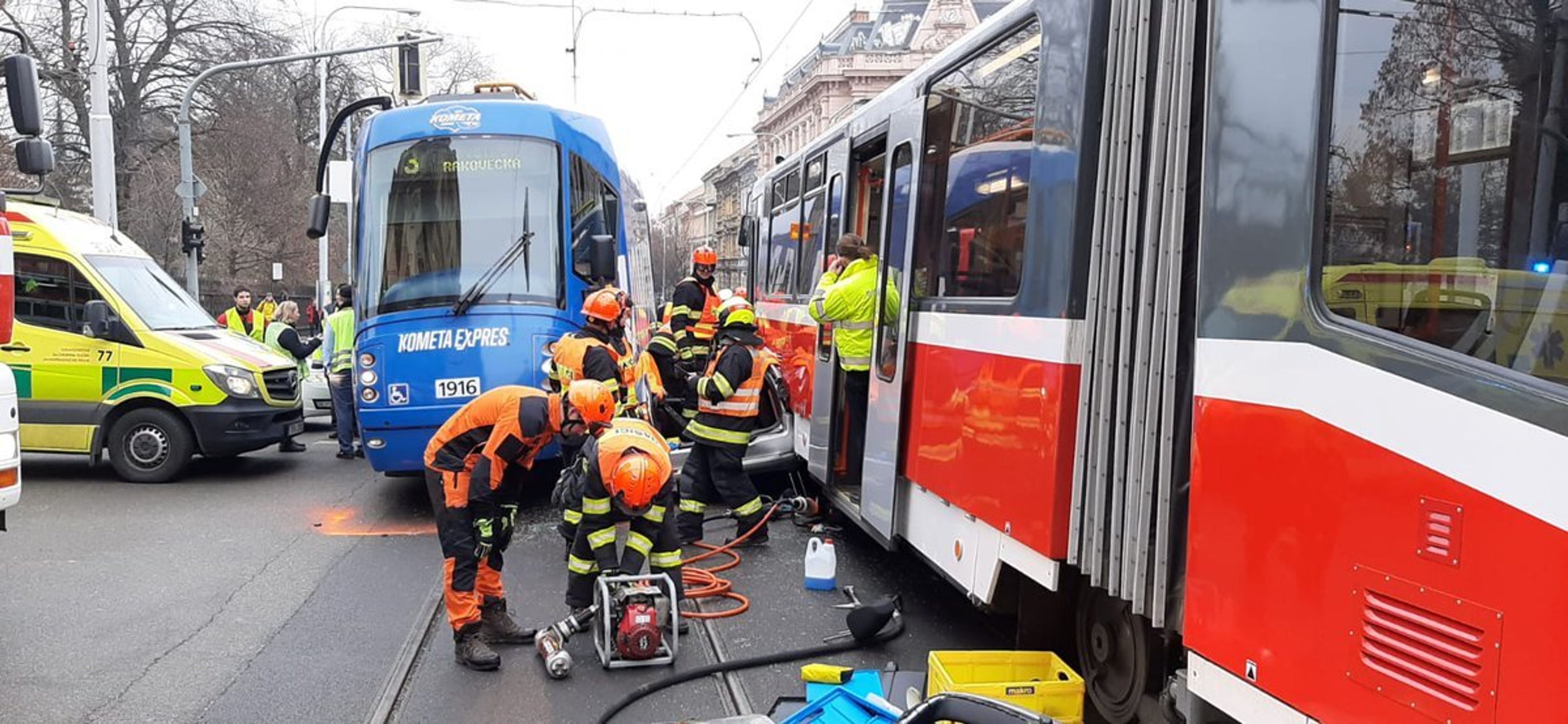 Nehoda dvou tramvají a osobního auta blokuje v Brně - 3 - GALERIE: Nehoda dvou tramvají a osobního auta blokuje v Brně (3/4)
