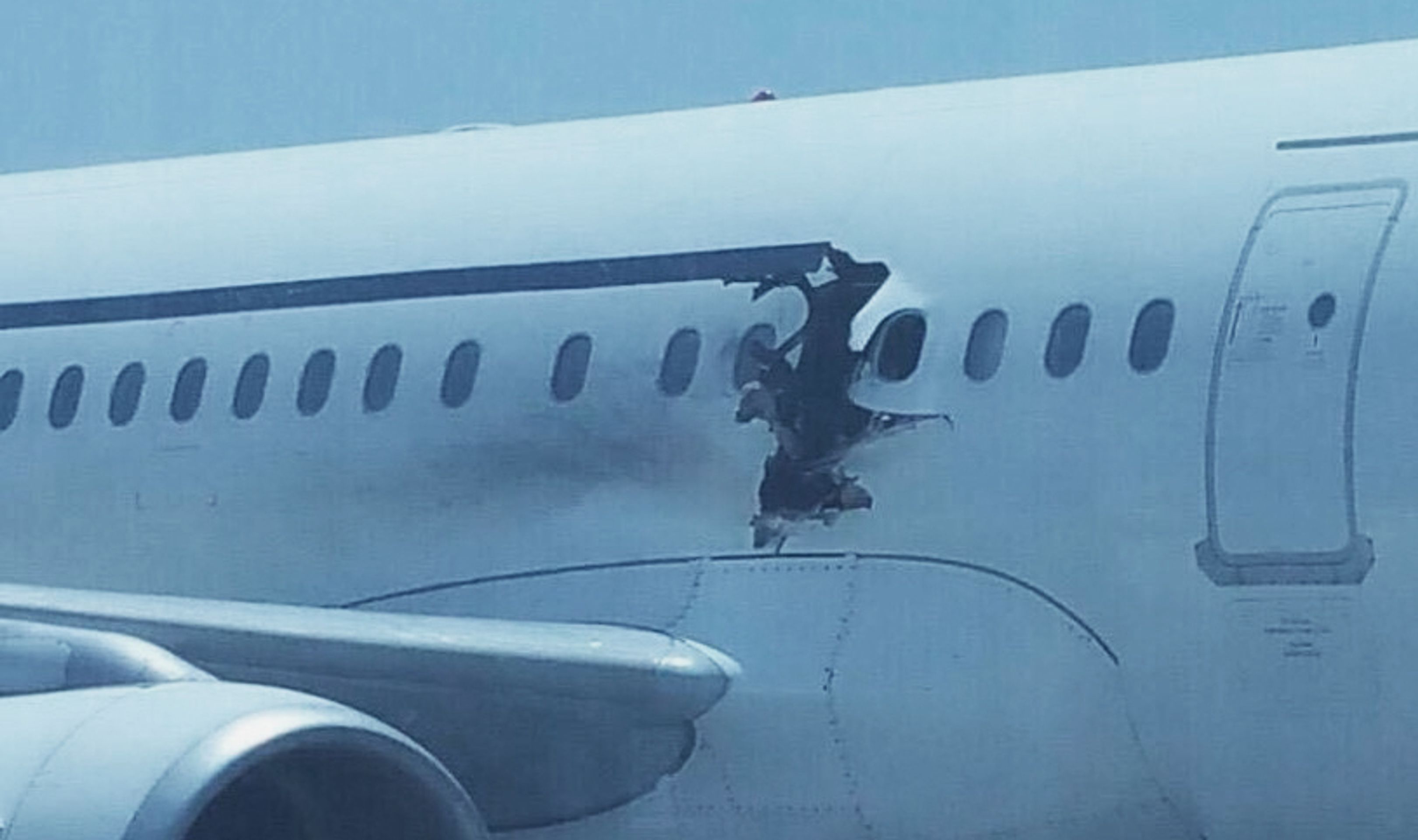Letadlo somálských aerolinií Daallo, přistálo pět minut po vzlétnutí z letiště s dírou v boku - 3 - GALERIE: Letadlo somálských aerolinií Daallo, přistálo pět minut po vzlétnutí z letiště s dírou v boku (3/5)