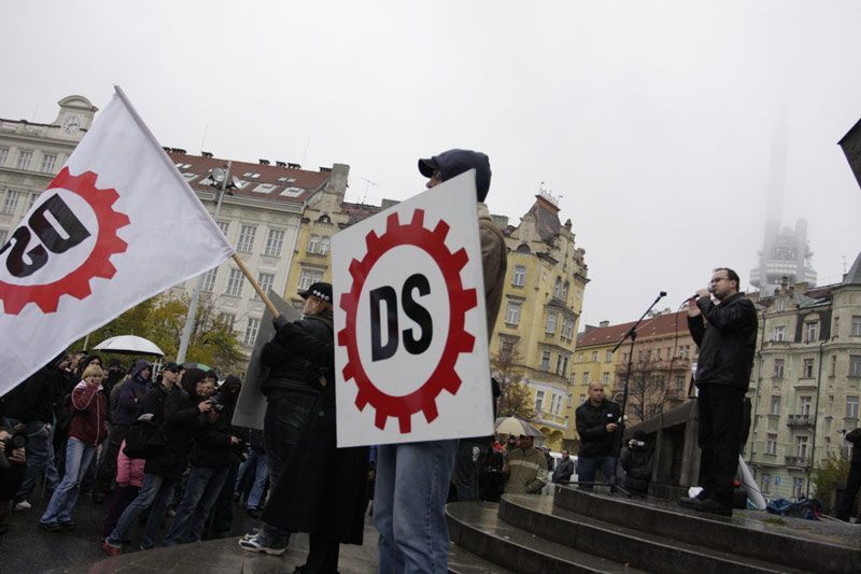 Dělnická strana v Praze - Extrémisté na náměstí Jiřího z Poděbrad (3/4)