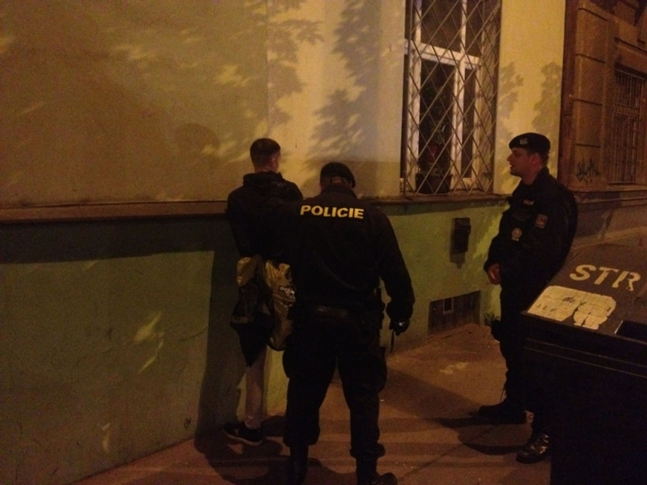 Policisté v Praze chytili sprejera - 2 - GALERIE: Policie v Praze zadržela sprejera (3/4)