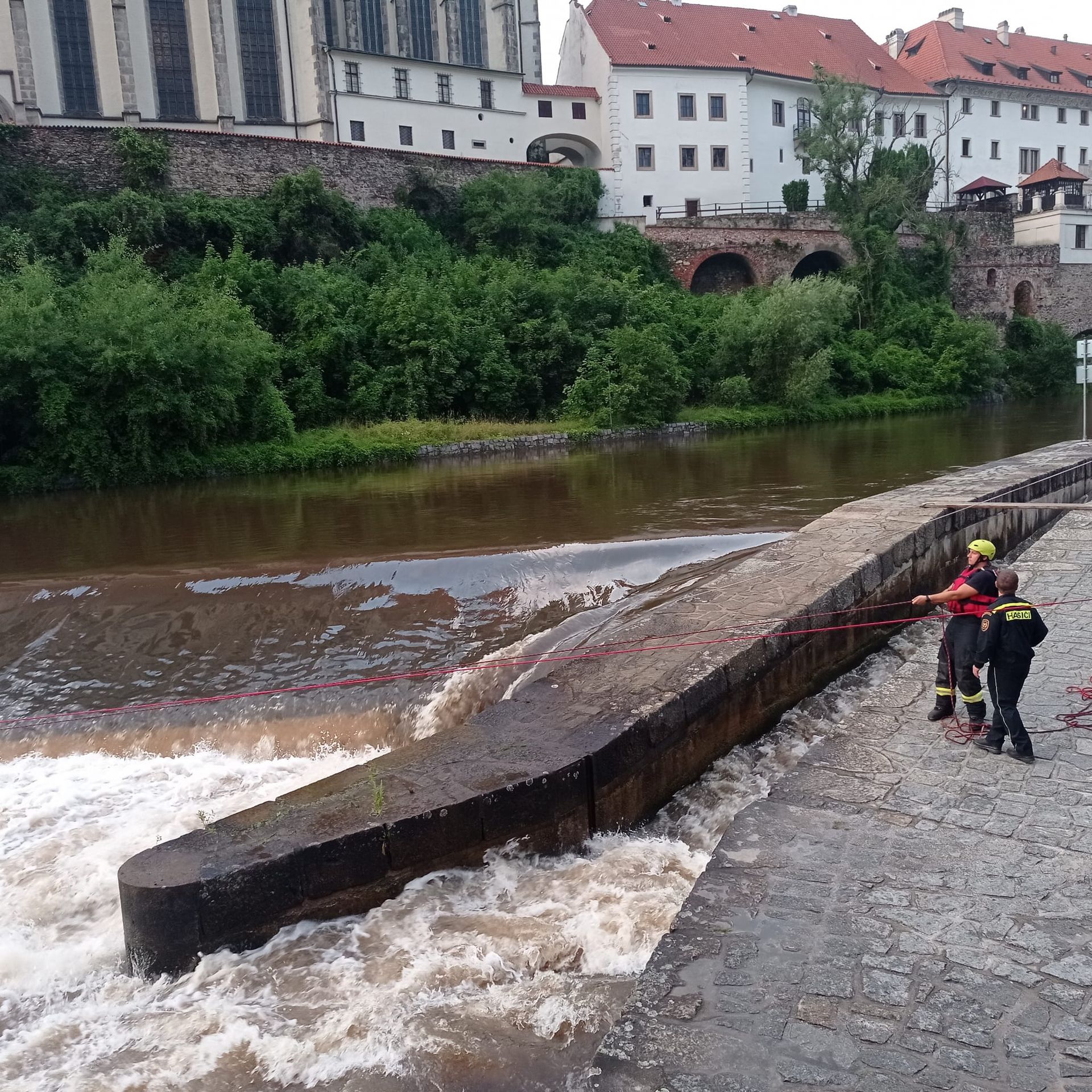 Pátrací akce na Vltavě v Českém Krumlově - Pátrací akce na Vltavě v Českém Krumlově (2/5)
