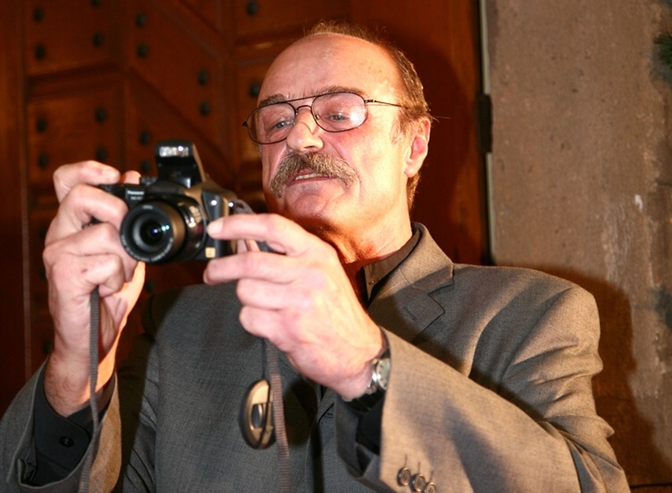 V prvním voze přijel filmový generál Pavel Nový - Po prvním rudém koberci šel Anglický král i velbloud - video (5/10)