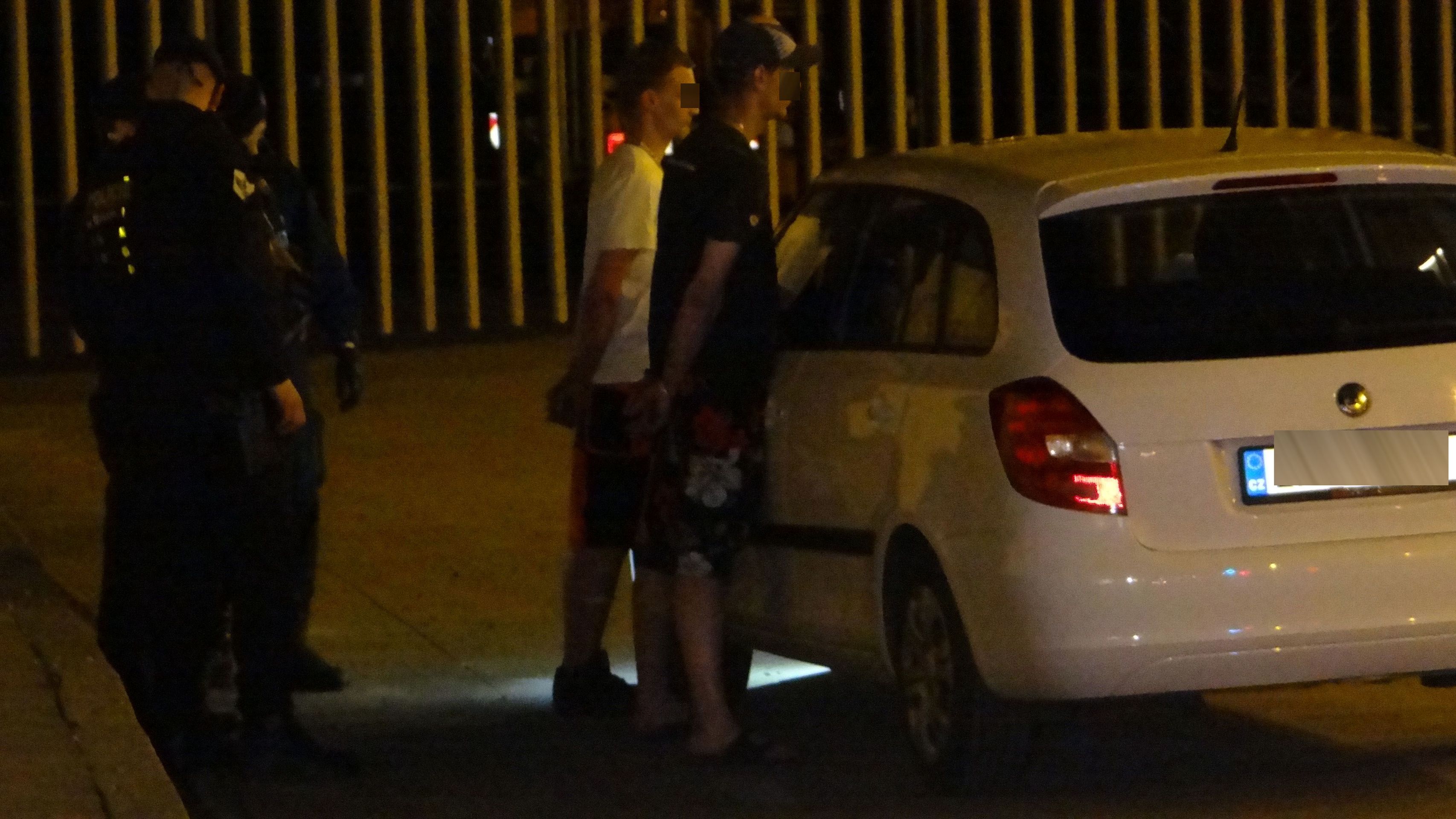 Výlet mladých mužů skončil neslavně, když jim na rukou zacvakla pouta - GALERIE: Policisté dopadli mladíky v kradeném autě (3/5)