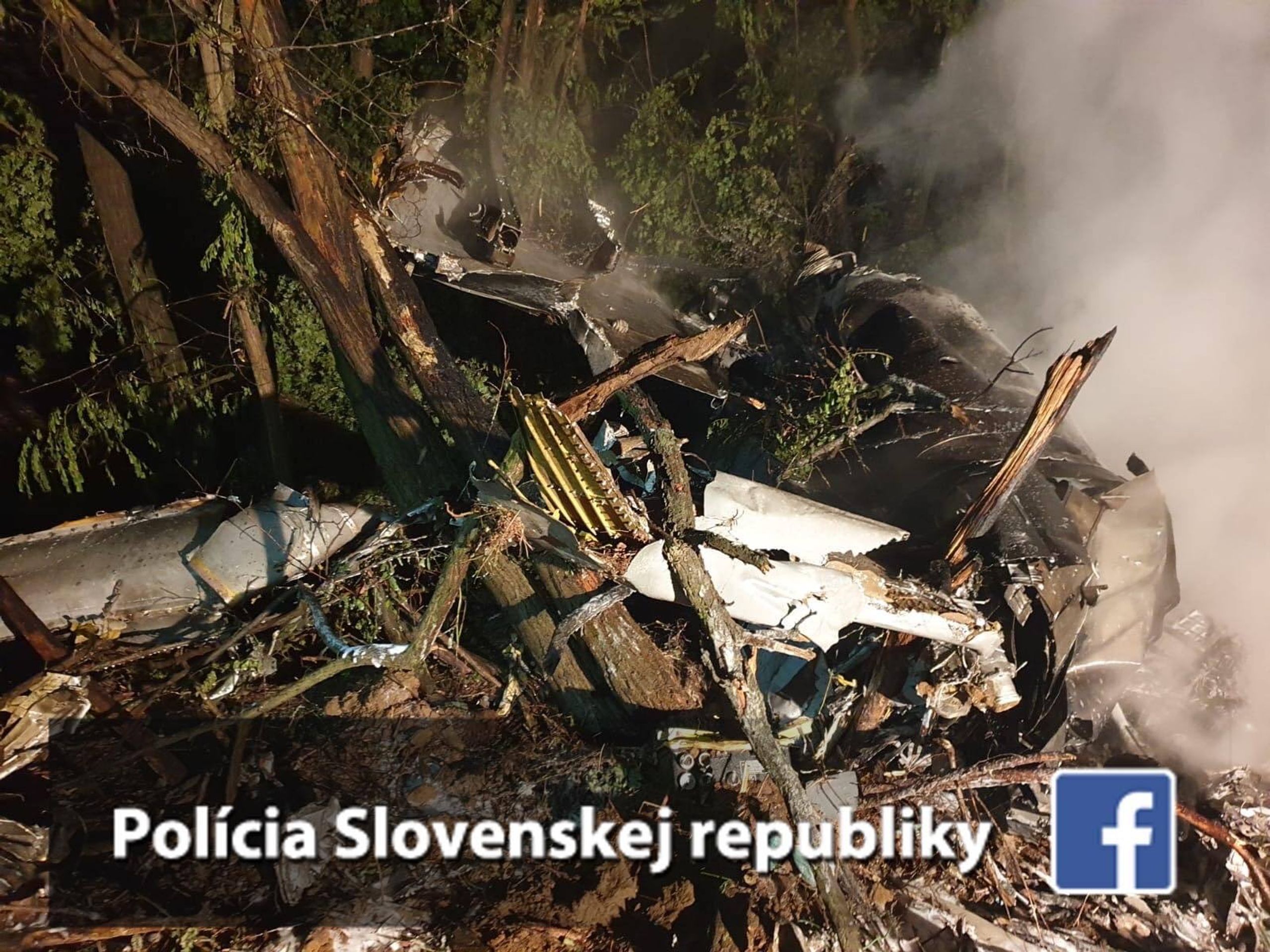 Zřícený letoun na Slovensku - 3 - GALERIE: Na Slovensku se zřítila stíhačka (1/3)