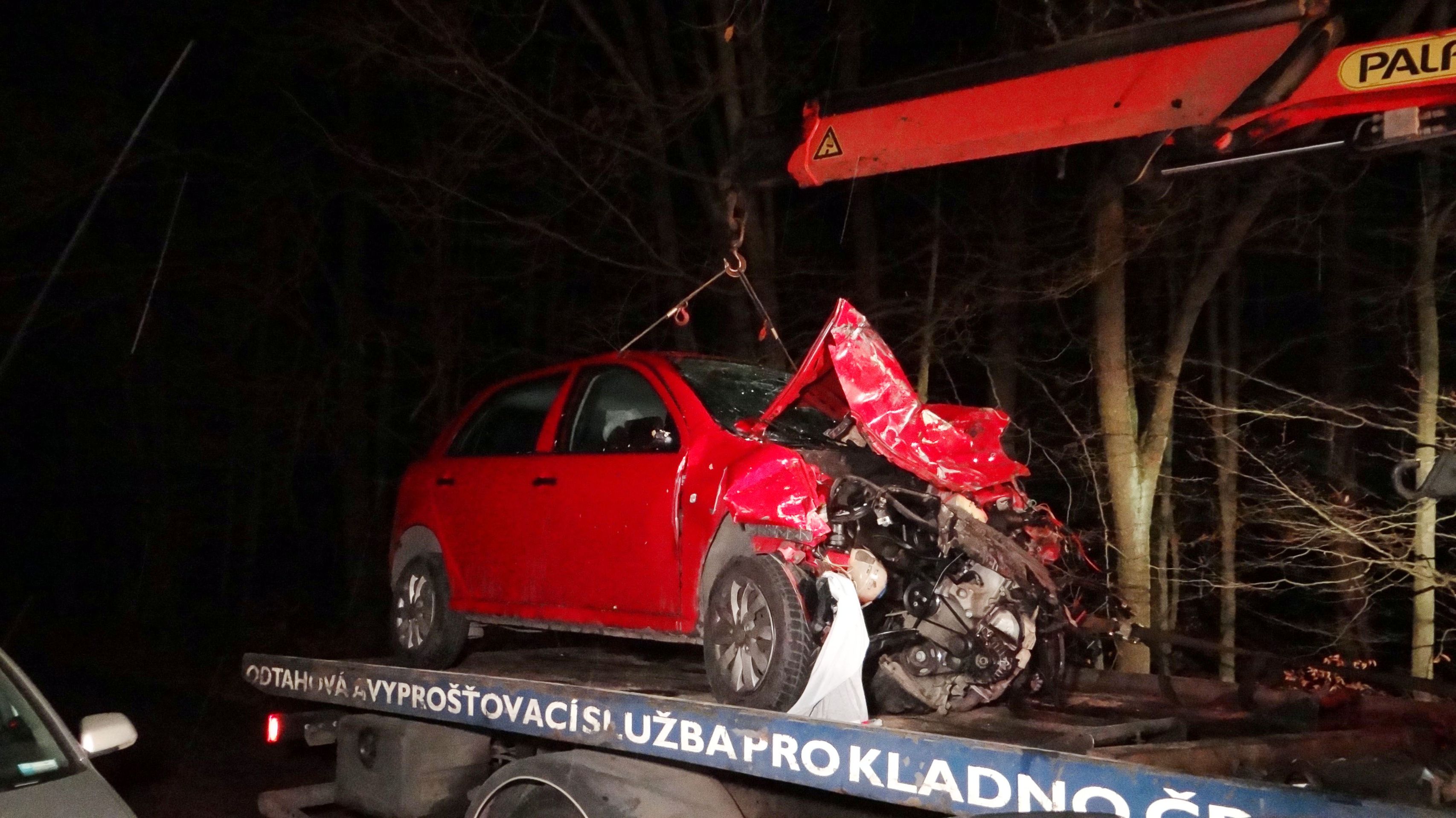 V troskách aut zahynuli dva lidé, další tři se těžce zranili - GALERIE: Tragická nehoda na Kladensku (4/5)