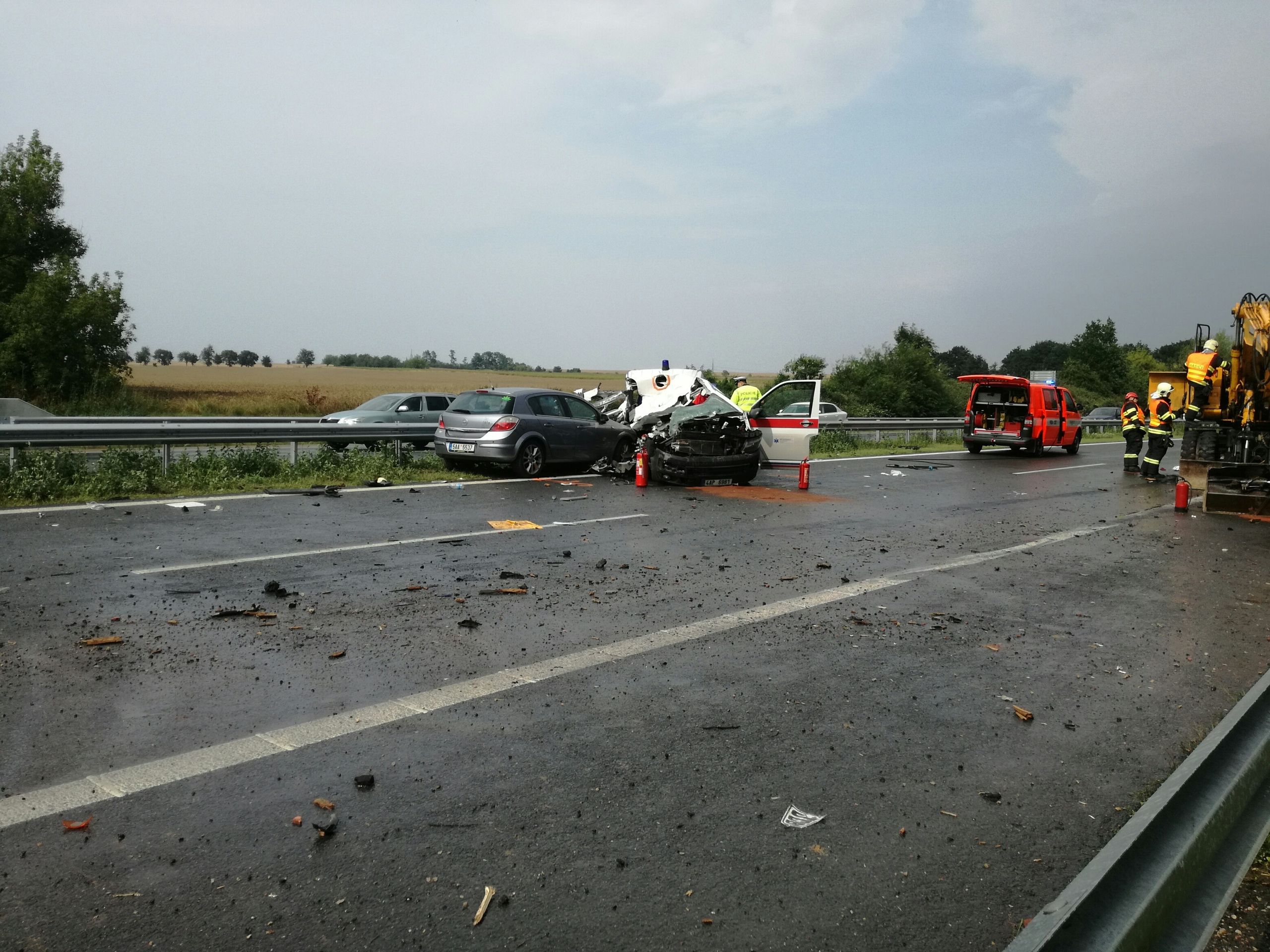 Bagr spadl na D5 na sanitku - 2 - GALERIE: Pád bagru na dálnici D5 na sanitku (6/7)