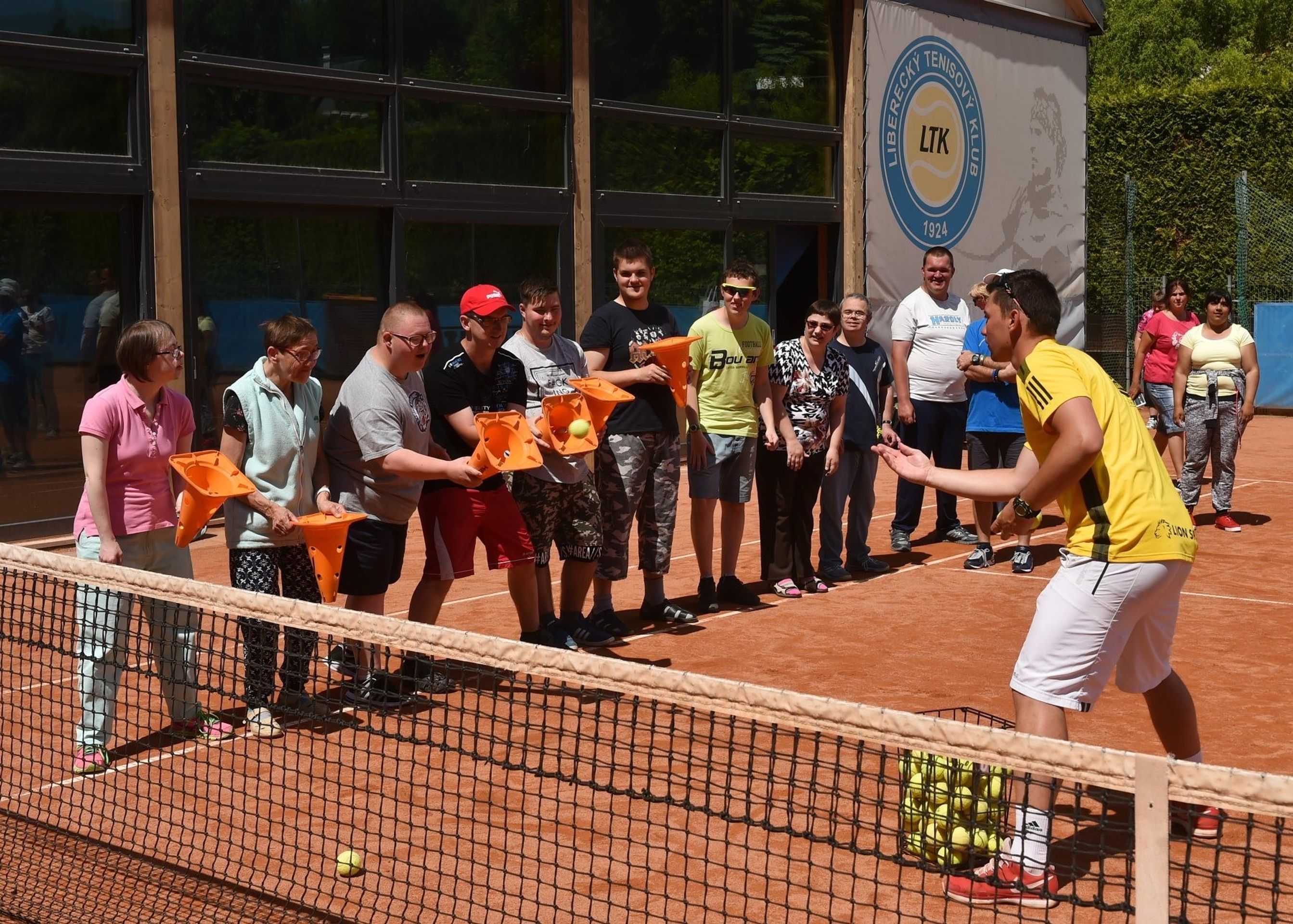 David Lafata, Klára Koukalová a Petr Suchoň zavítali za handicapovanými dětmi - 5 - Lafata, Koukalová a Suchoň zavítali za handicapovanými dětmi (5/10)
