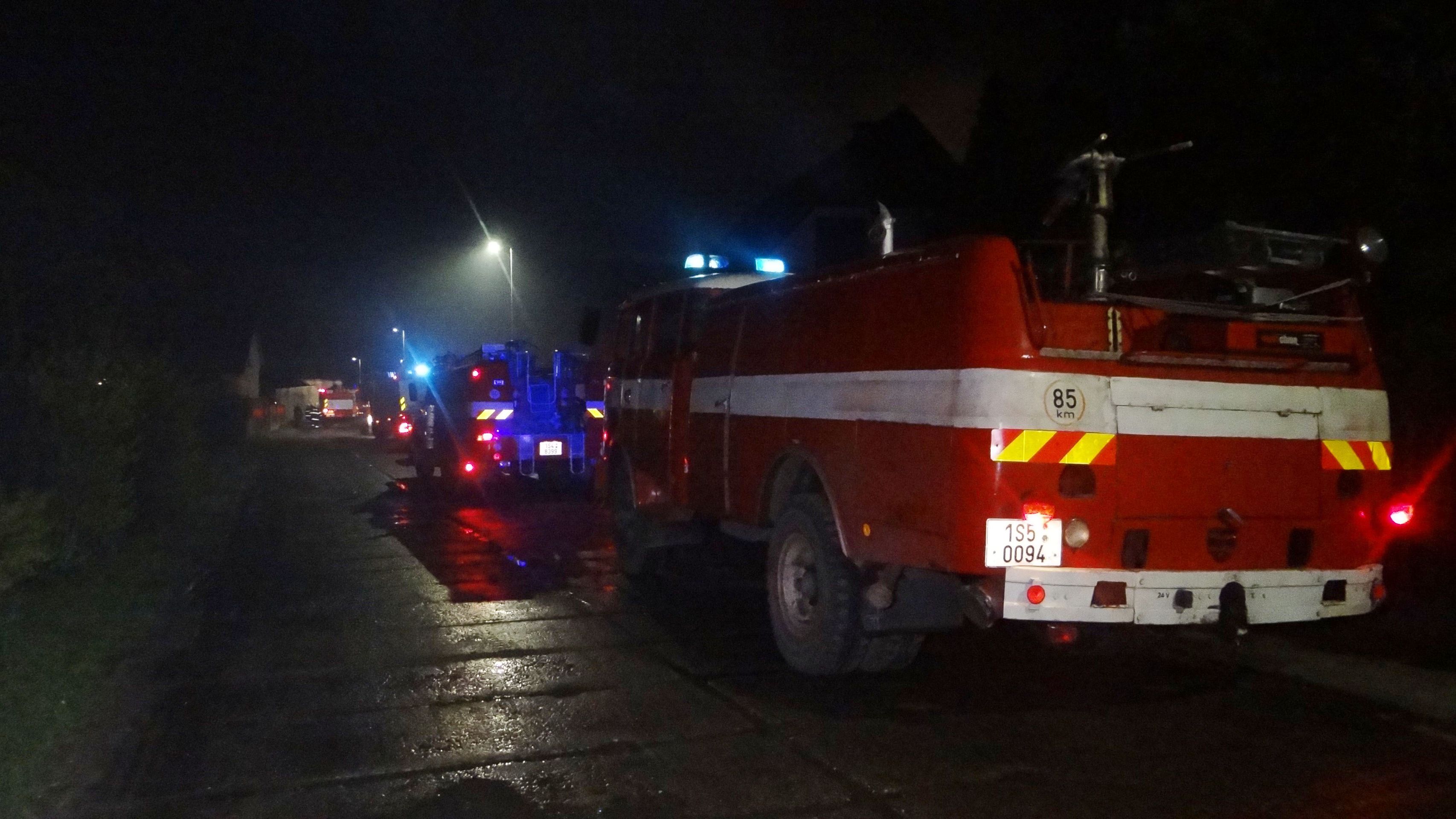 Rozlehlá stodola s ustájeným dobytkem vyhořela v noci na sobotu v Ovčárech na Mělnicku. - GALERIE: Zemědělcům vyhořela stodola, zvířata se podařilo zachránit (4/4)