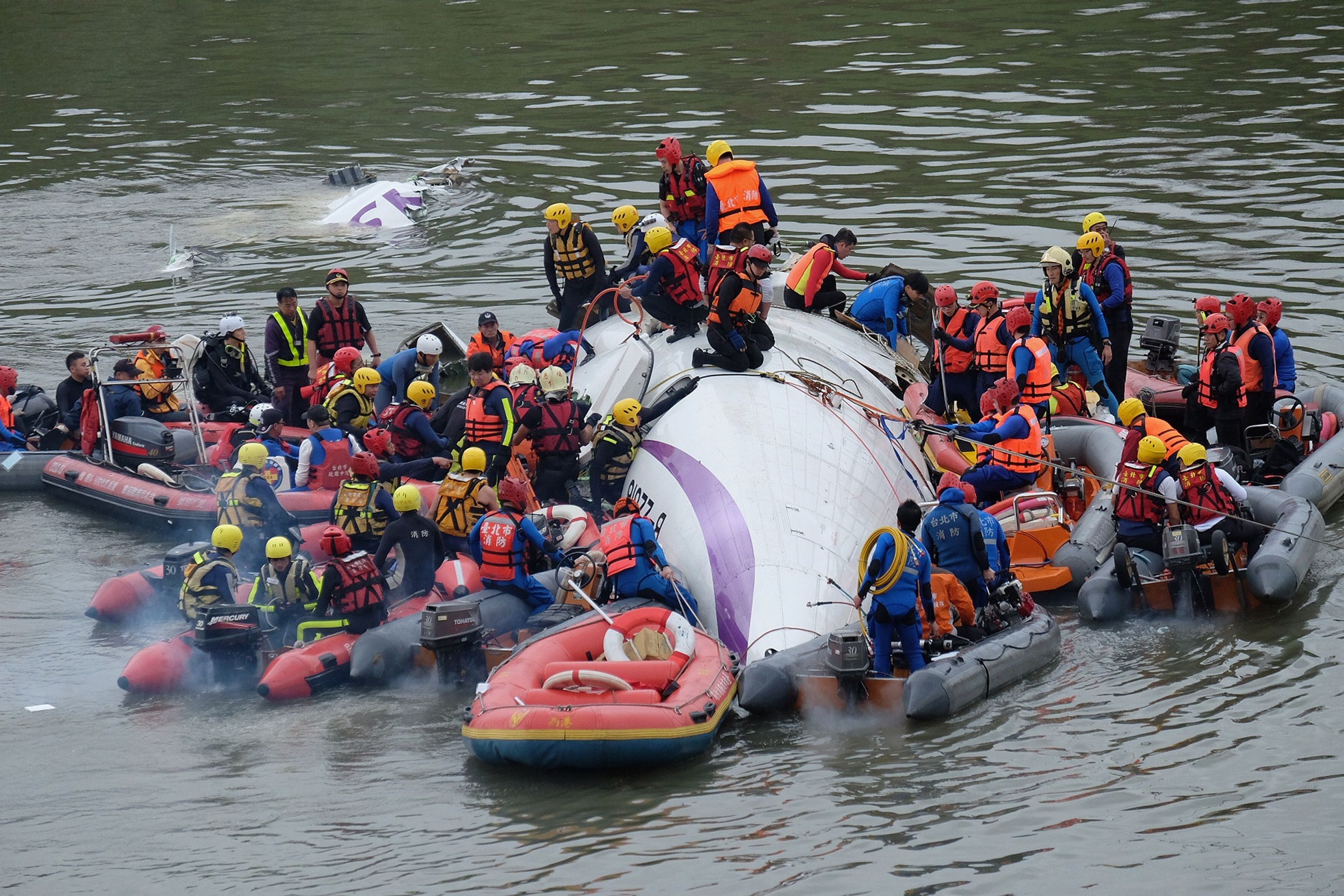 Záchrana pasažérů zříceného letadla na Taiwanu - 5 - FOTOGALERIE: Pád letadla společnosti TransAsia na Taiwanu (3/7)