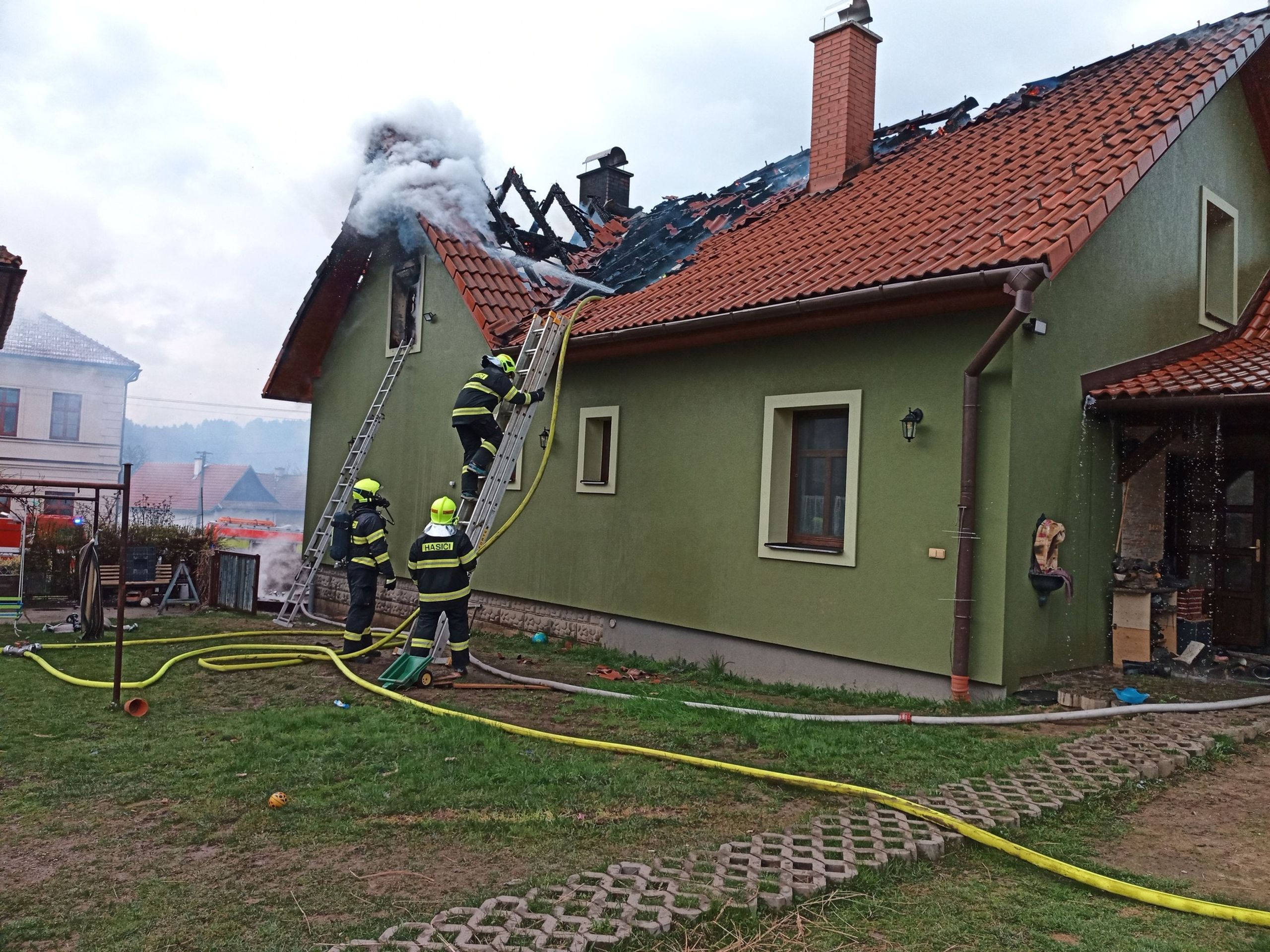 Požár rodinného domu na Zlínsku (7) - Požár rodinného domu na Zlínsku (2/9)