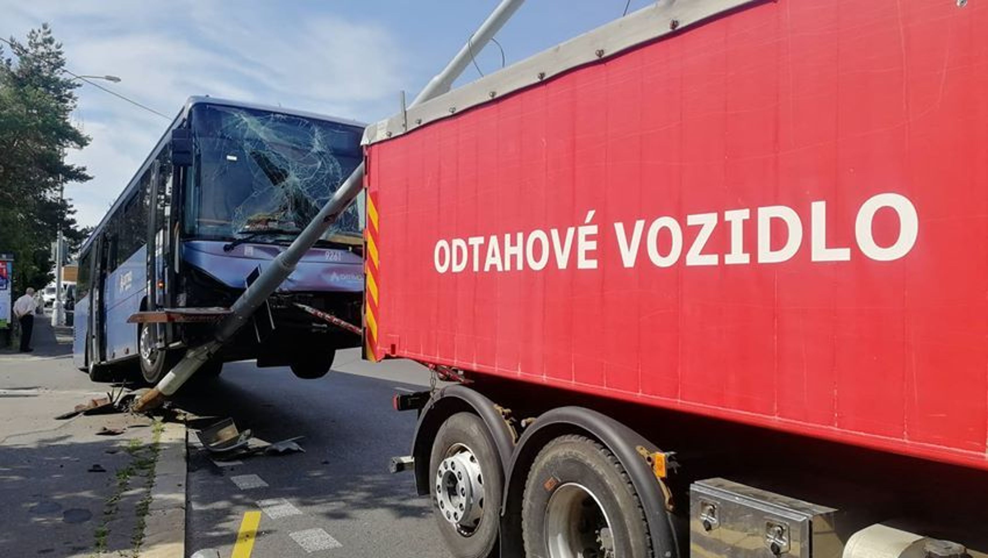 Havárie odtahovaného autobusu - 5 - GALERIE: Autonehoda na Chodově (4/8)